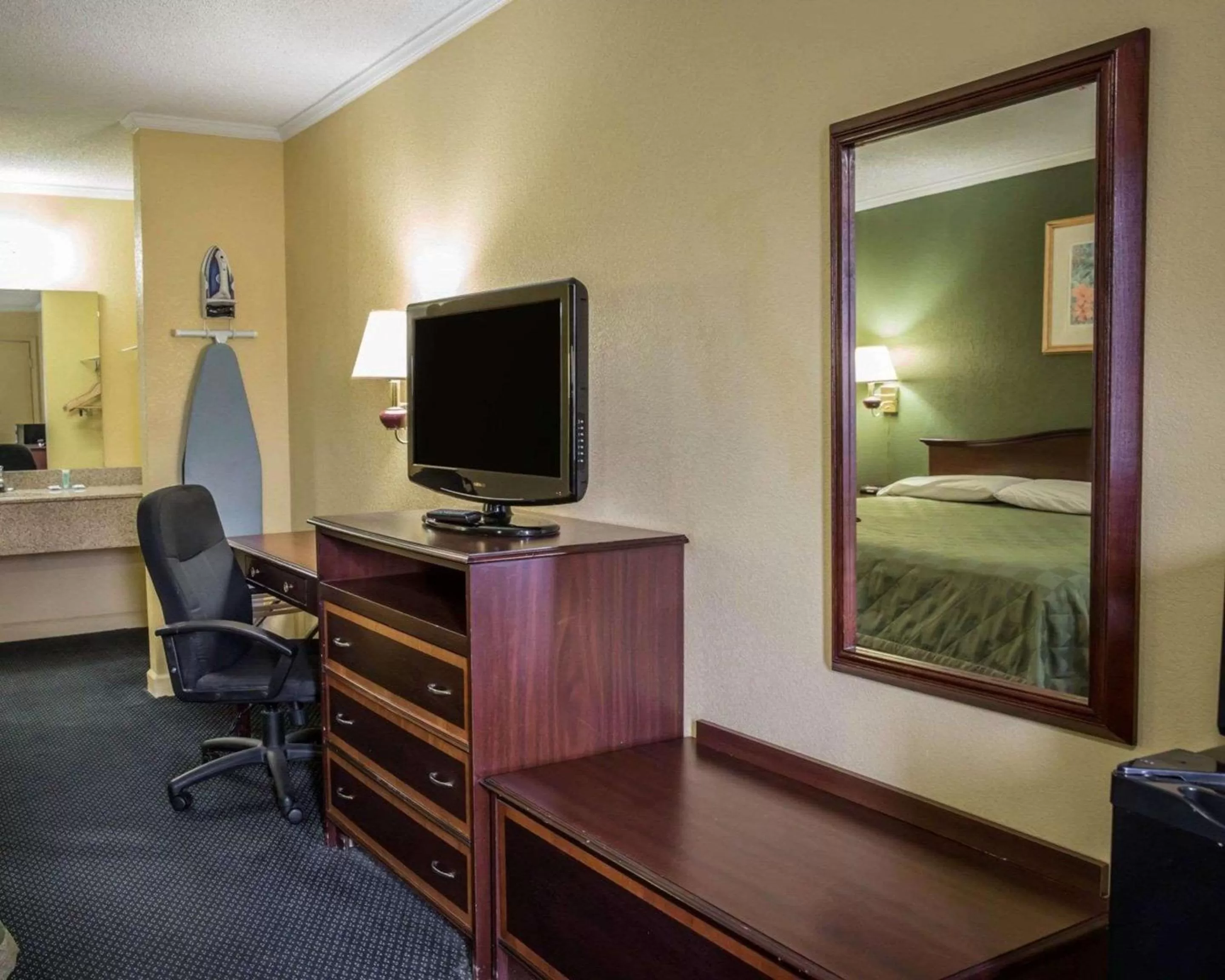 Photo of the whole room, Bed in Rodeway Inn & Suites Plymouth Hwy 64