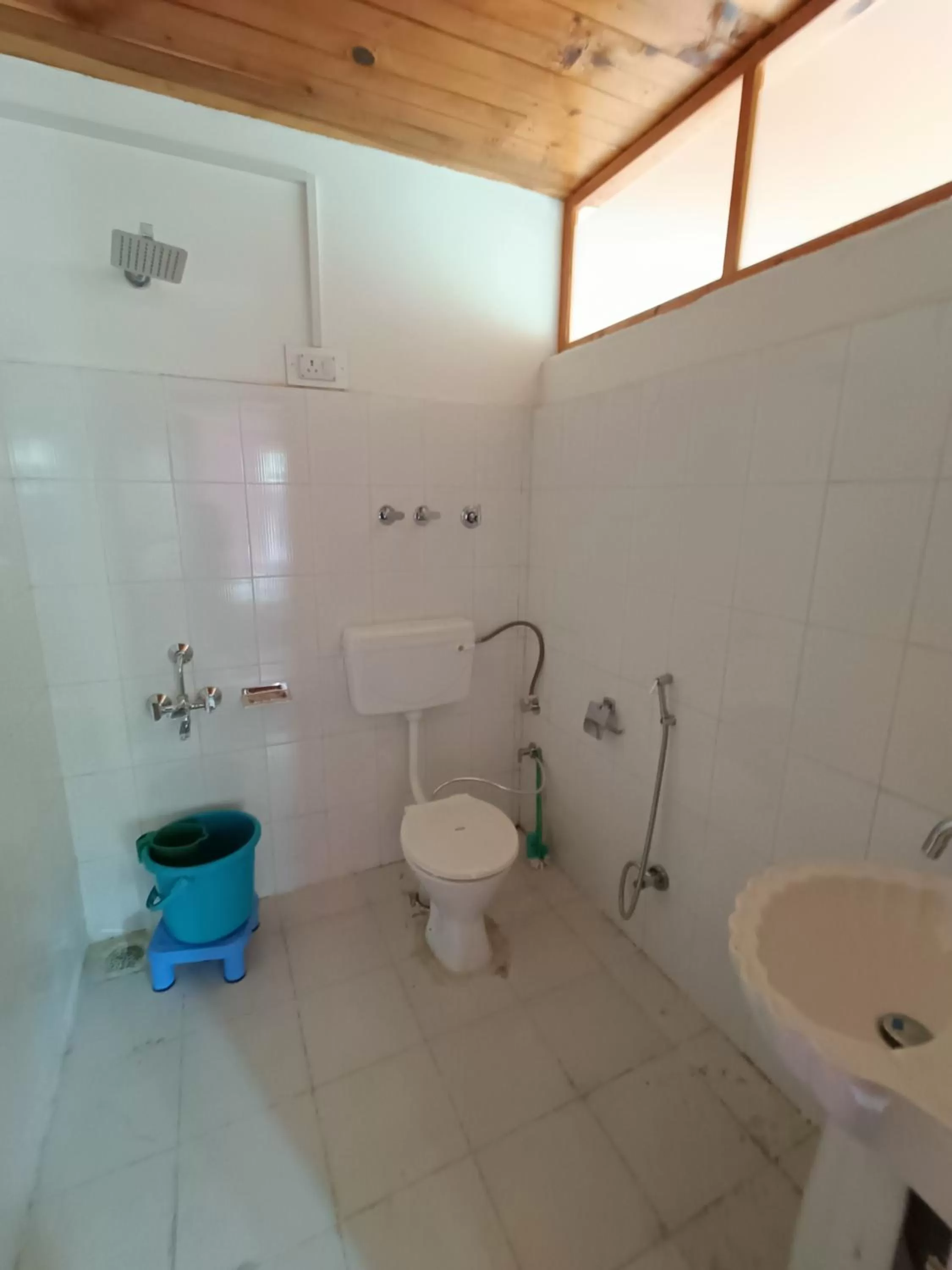 Bathroom in Kolahoi Heights Guest House