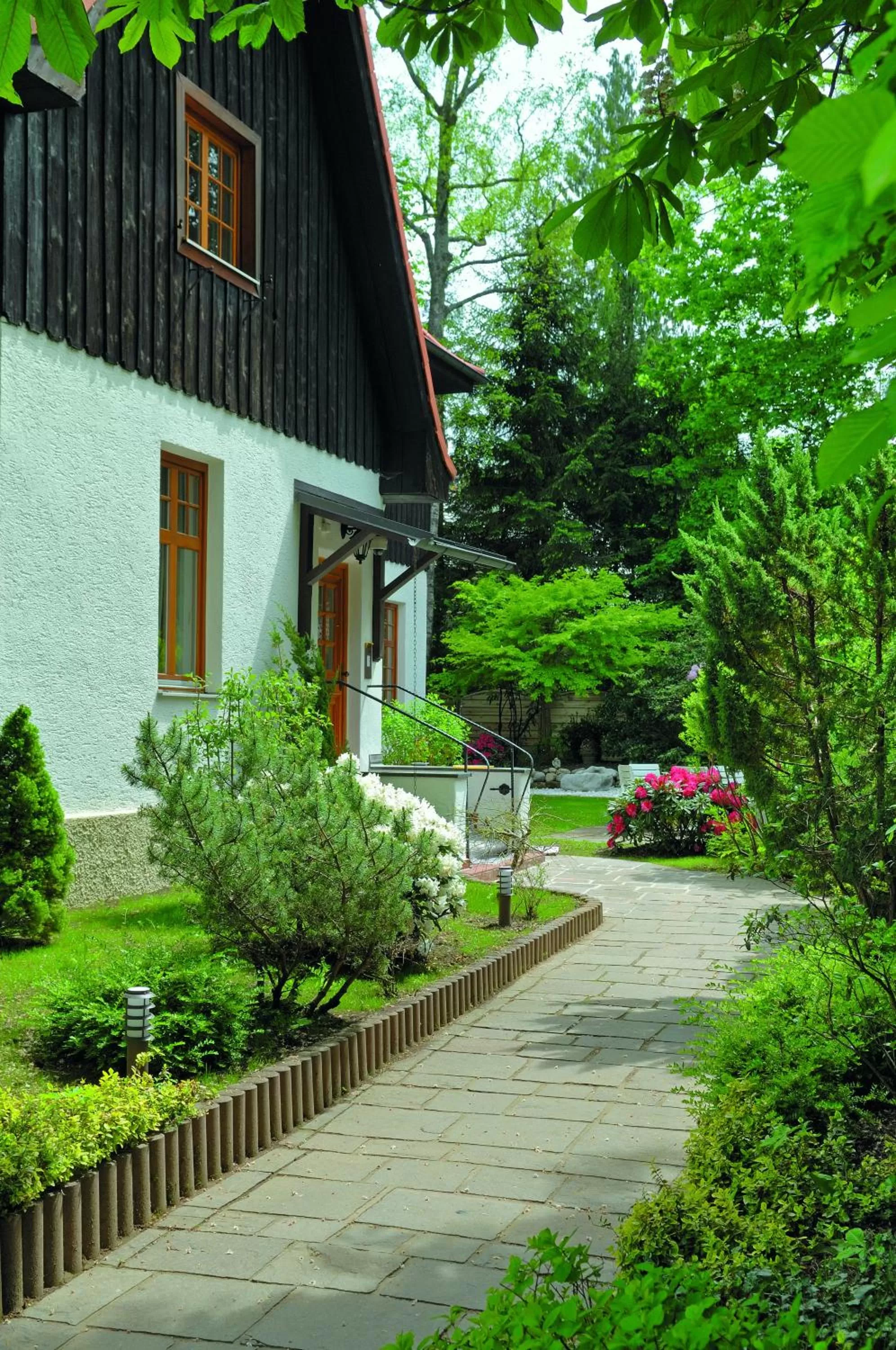 Garden in Hotel Alpenhof - ruhige Wohlfühloase zwischen München, dem Fünf-Seenland und den Bergen, in S-Bahnnähe