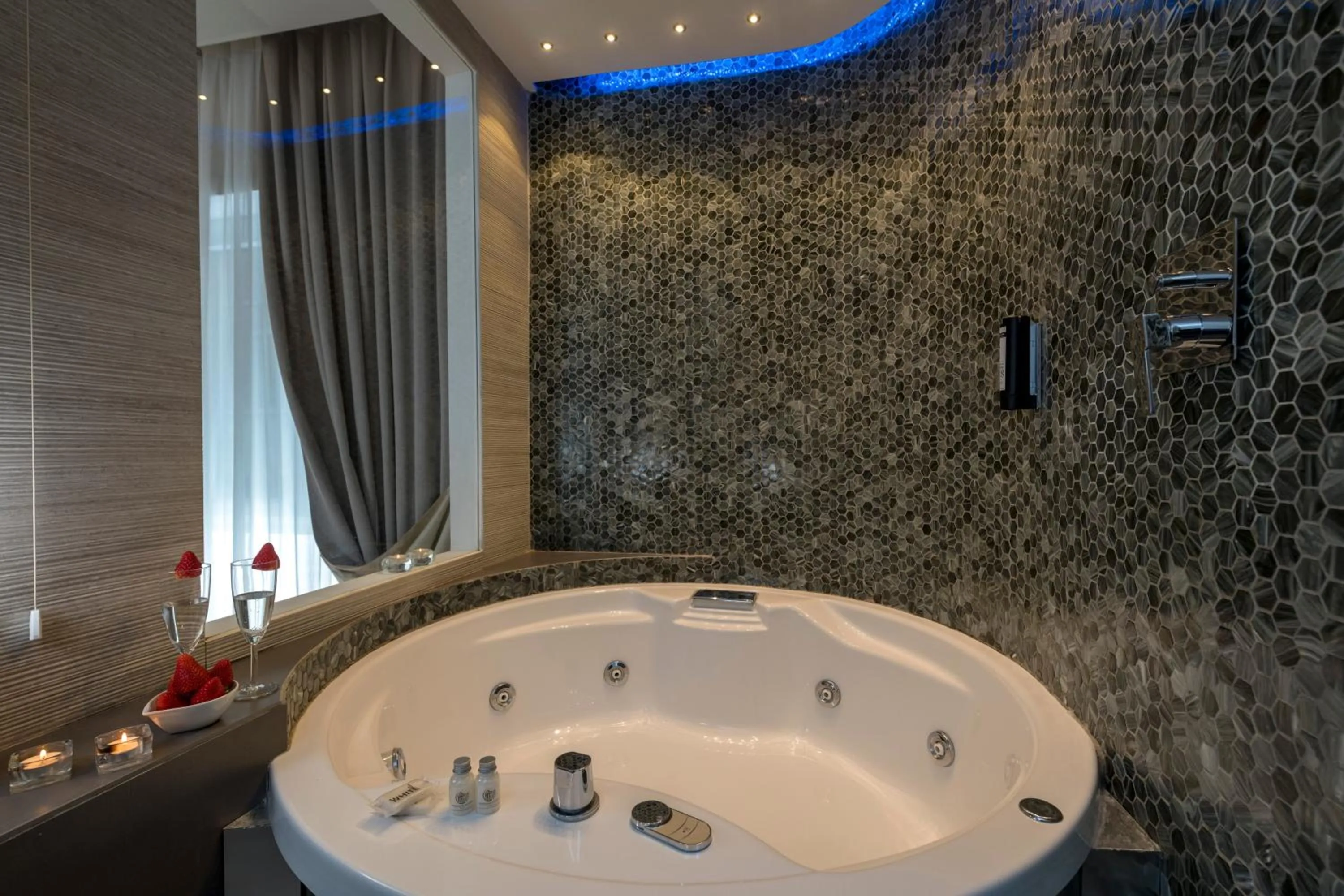 Hot Tub in Vatican Style