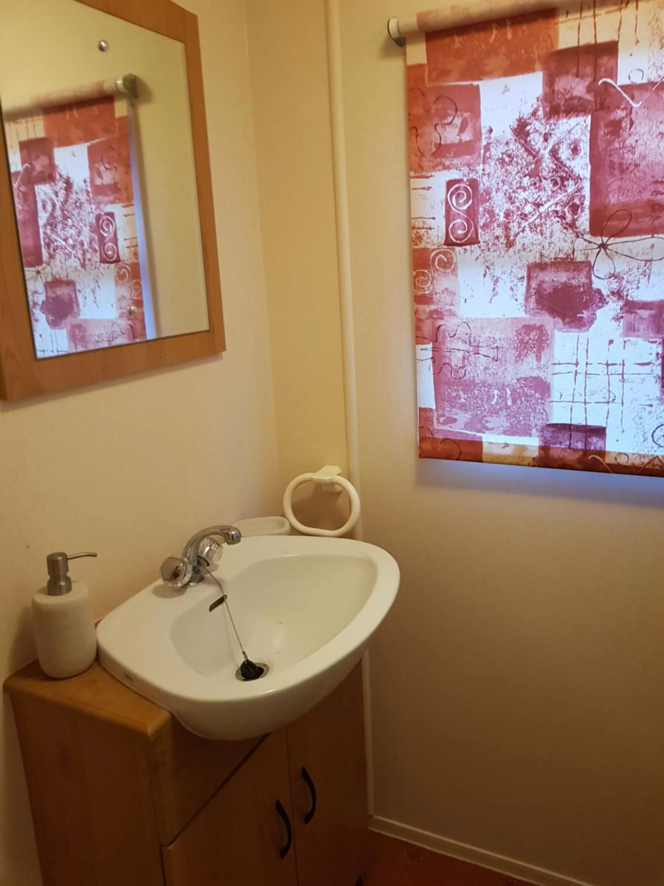 Bathroom in the jackdaw pub SELF CATERING STATIC CARAVAN free breakfast supplied
