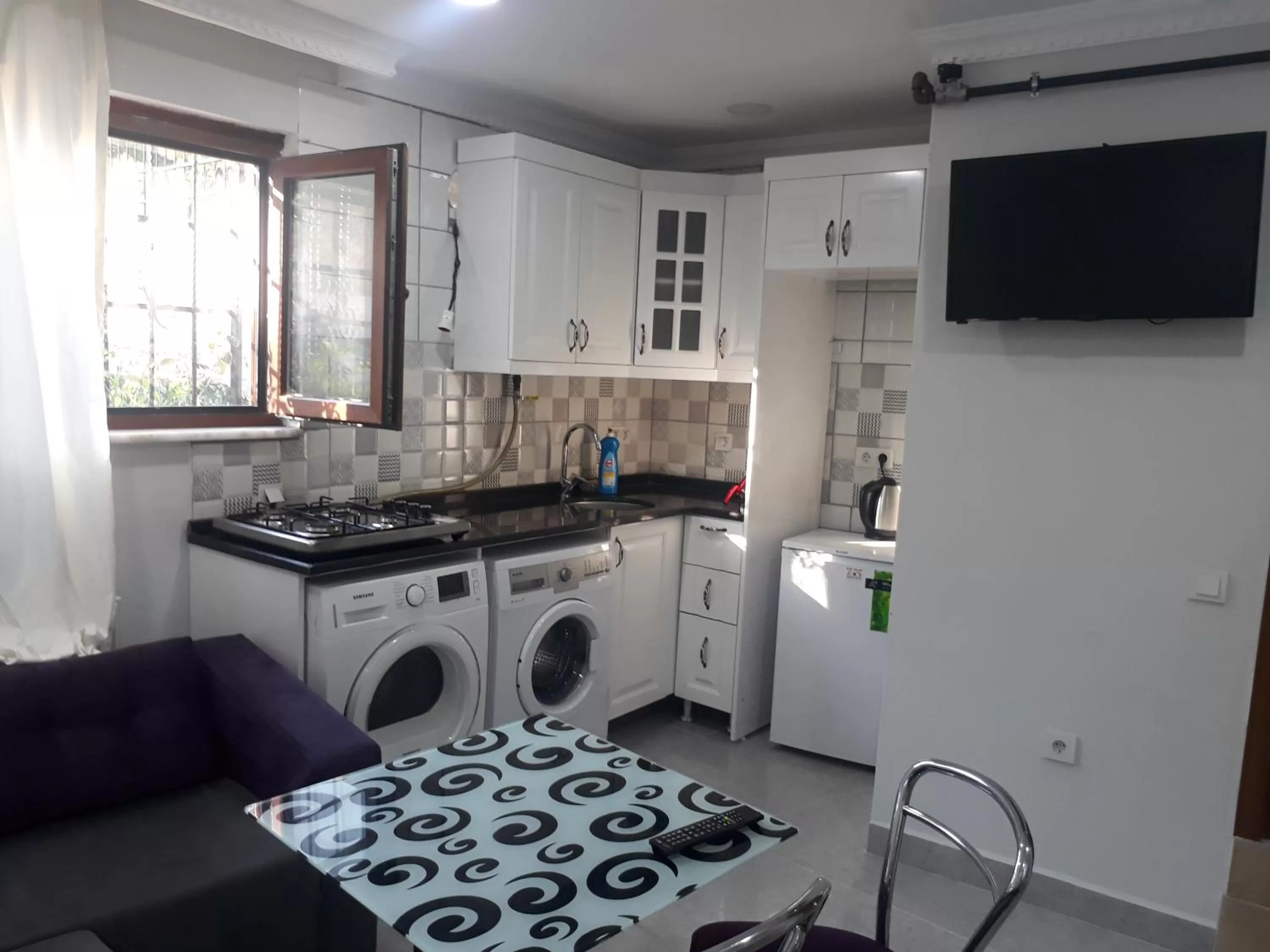 Kitchen or kitchenette in Arat Apartments