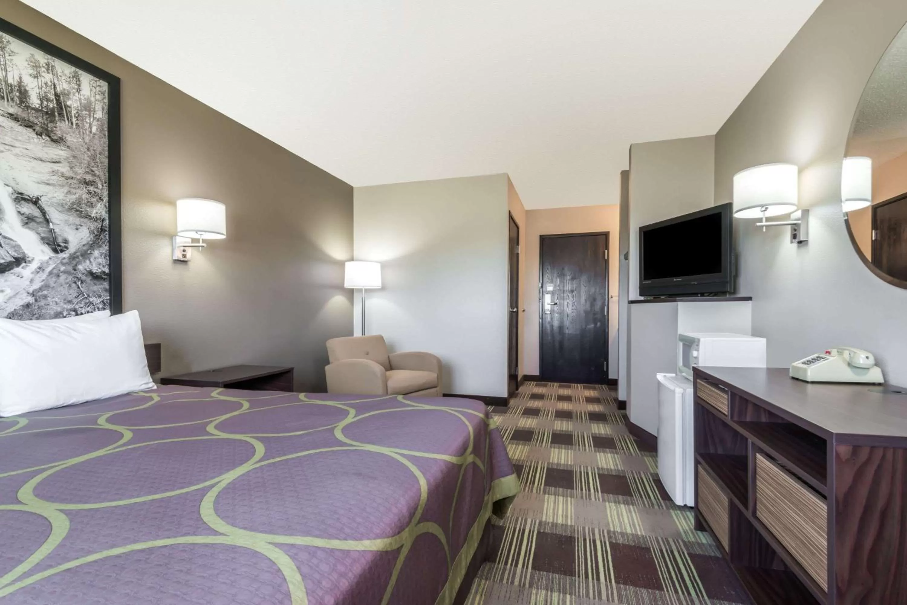 Photo of the whole room, Bed in Super 8 by Wyndham Kimball