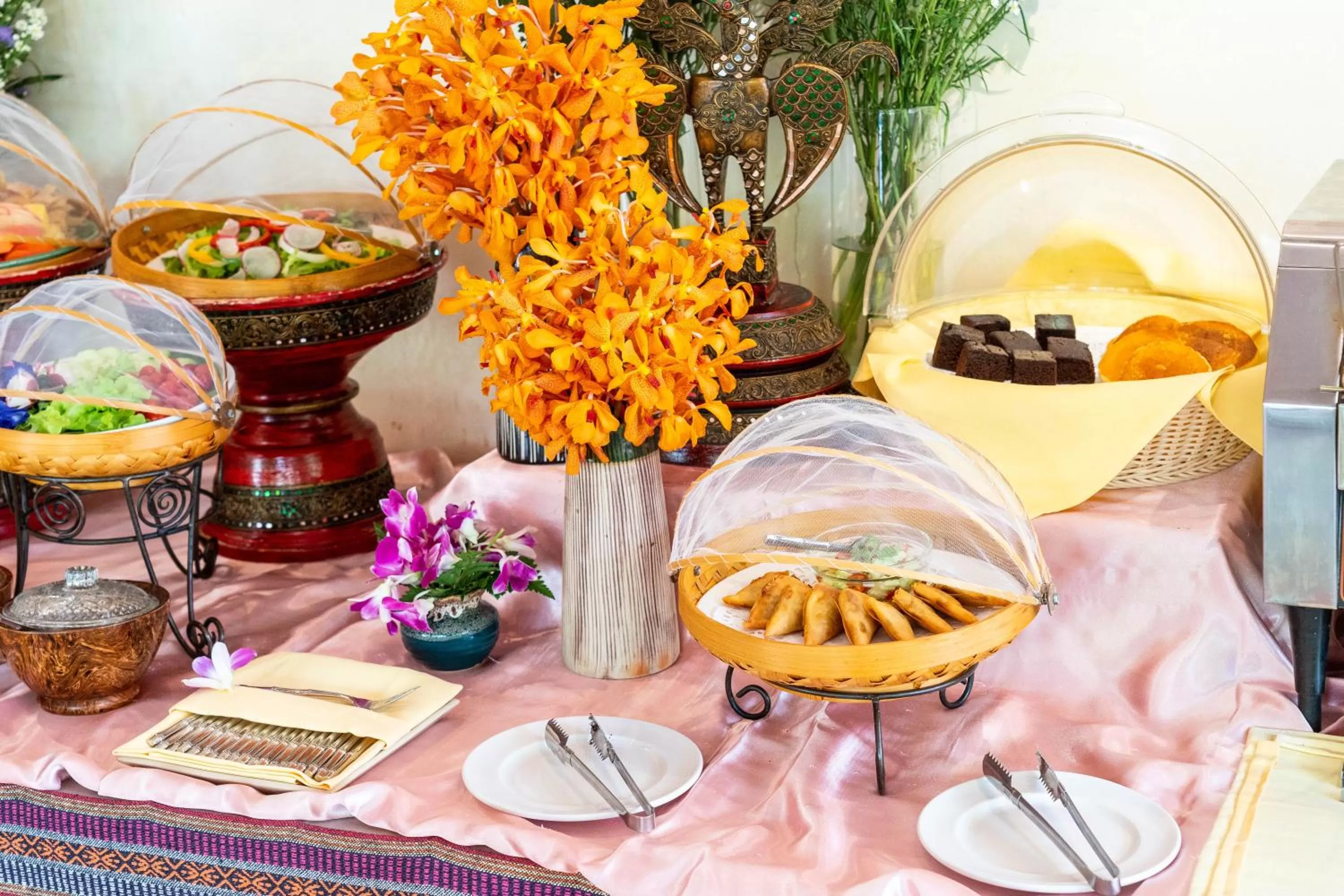 Buffet breakfast in Yaang Come Village Hotel