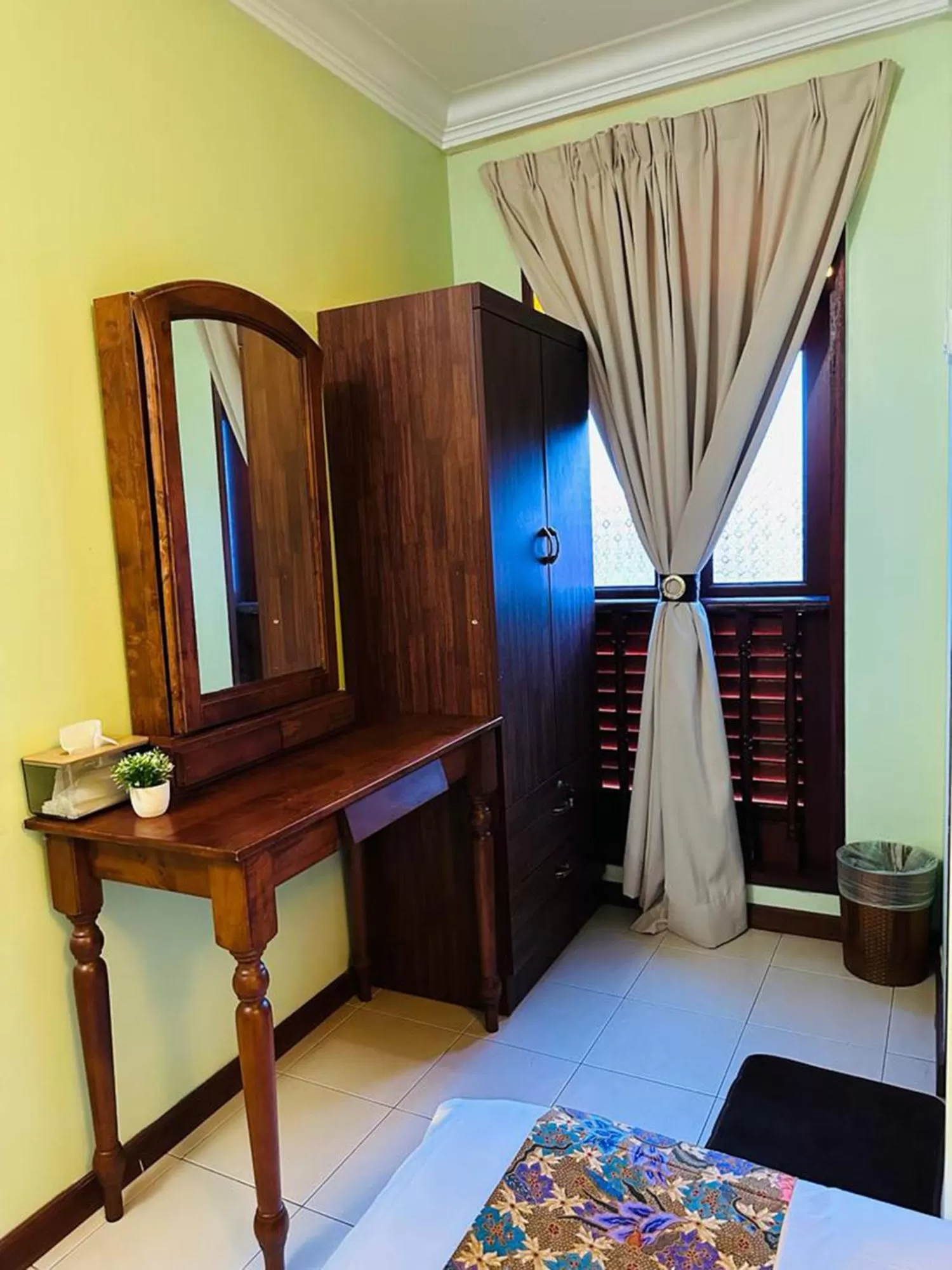Bed, TV/Entertainment Center in MORTEN VILLA MELAKA