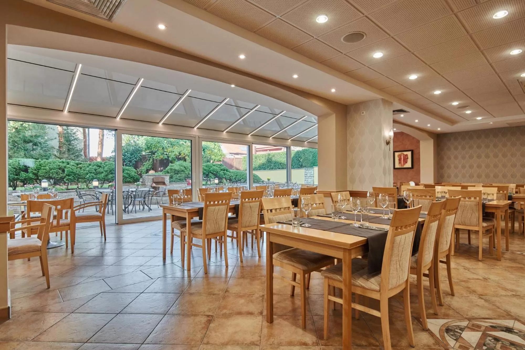 Restaurant/places to eat in Hotel Akademie a depandance Vila Jarmila