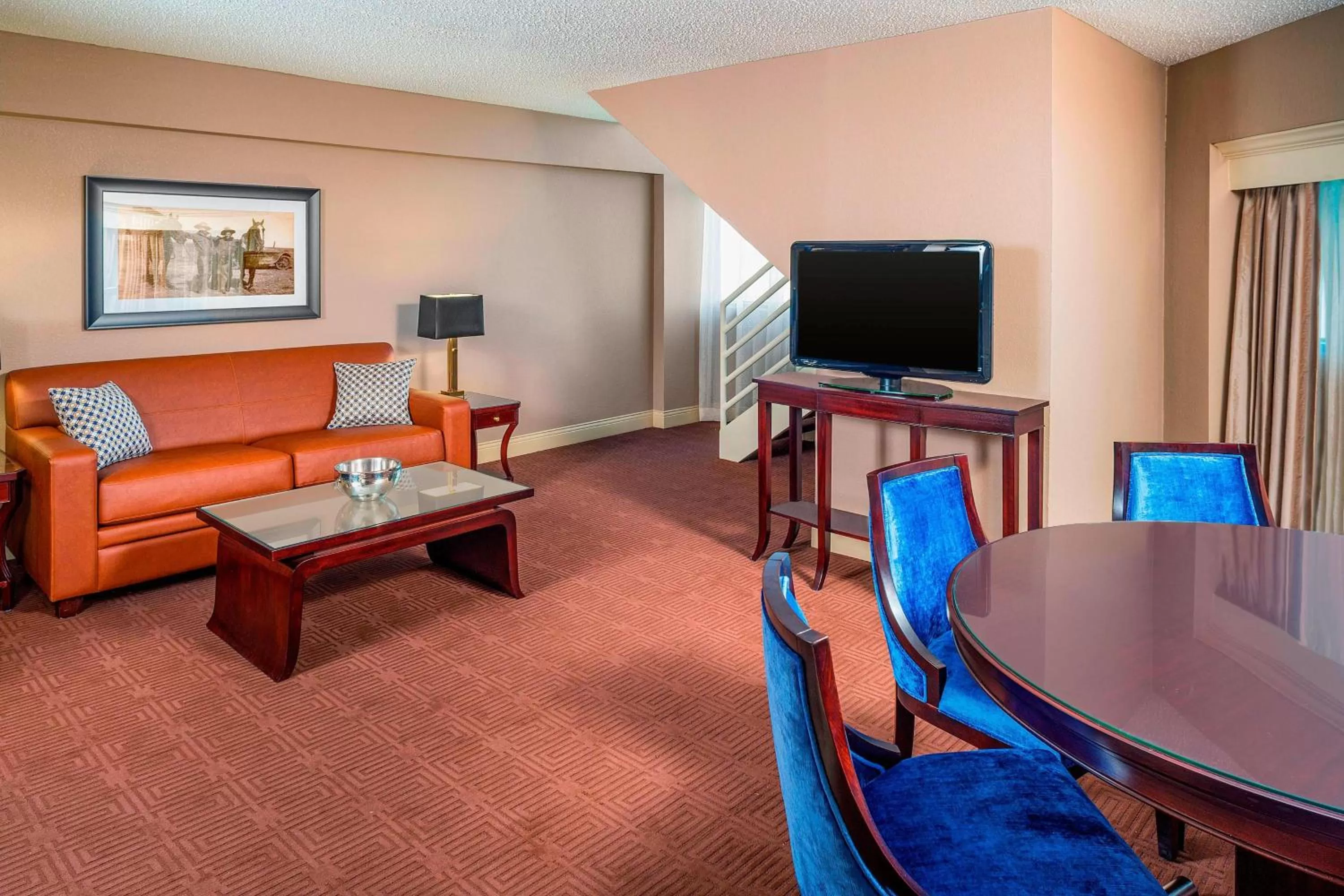 Living room in Sheraton North Houston at George Bush Intercontinental