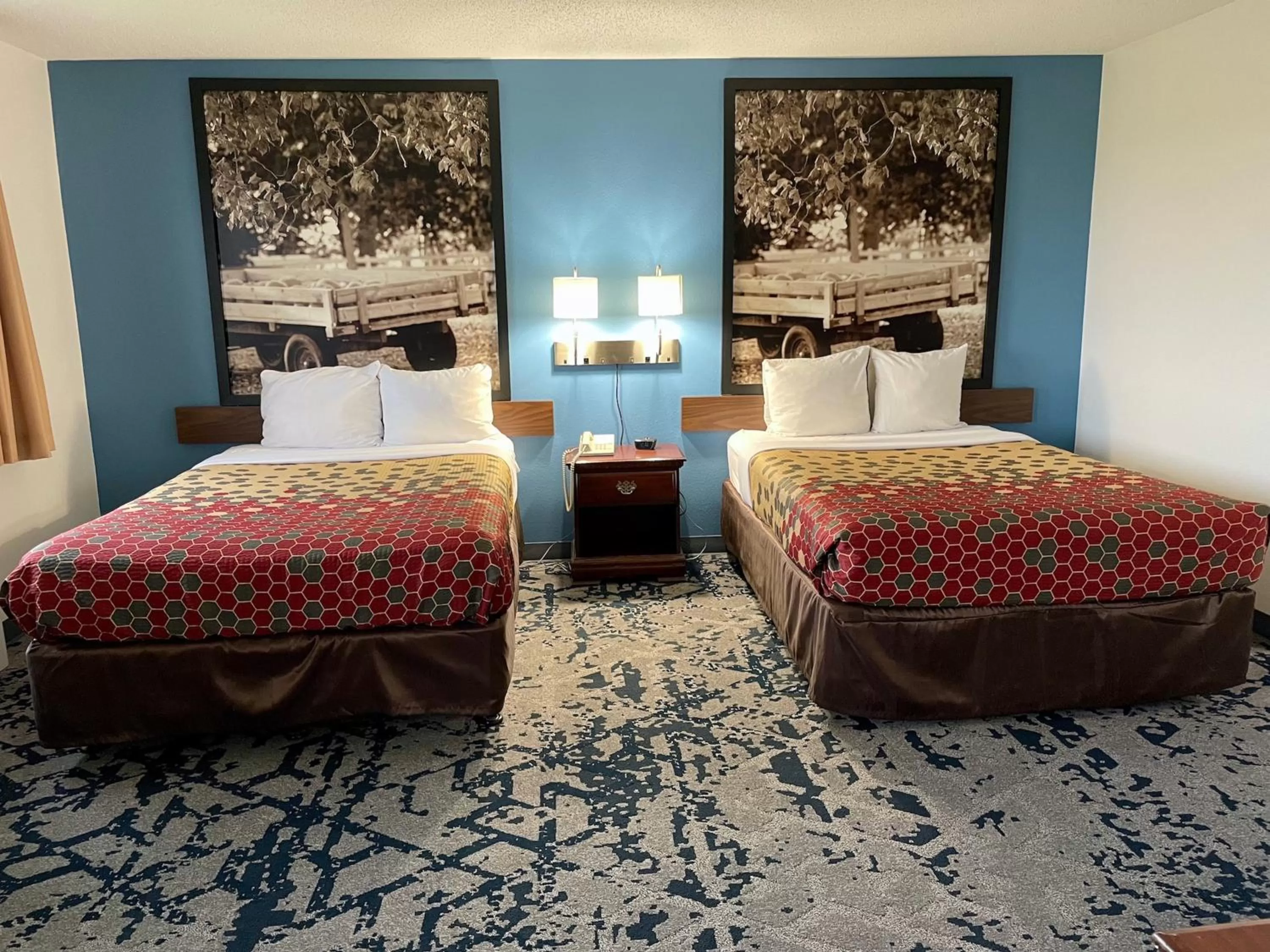 Photo of the whole room, Bed in Lamoni Inn & Suites