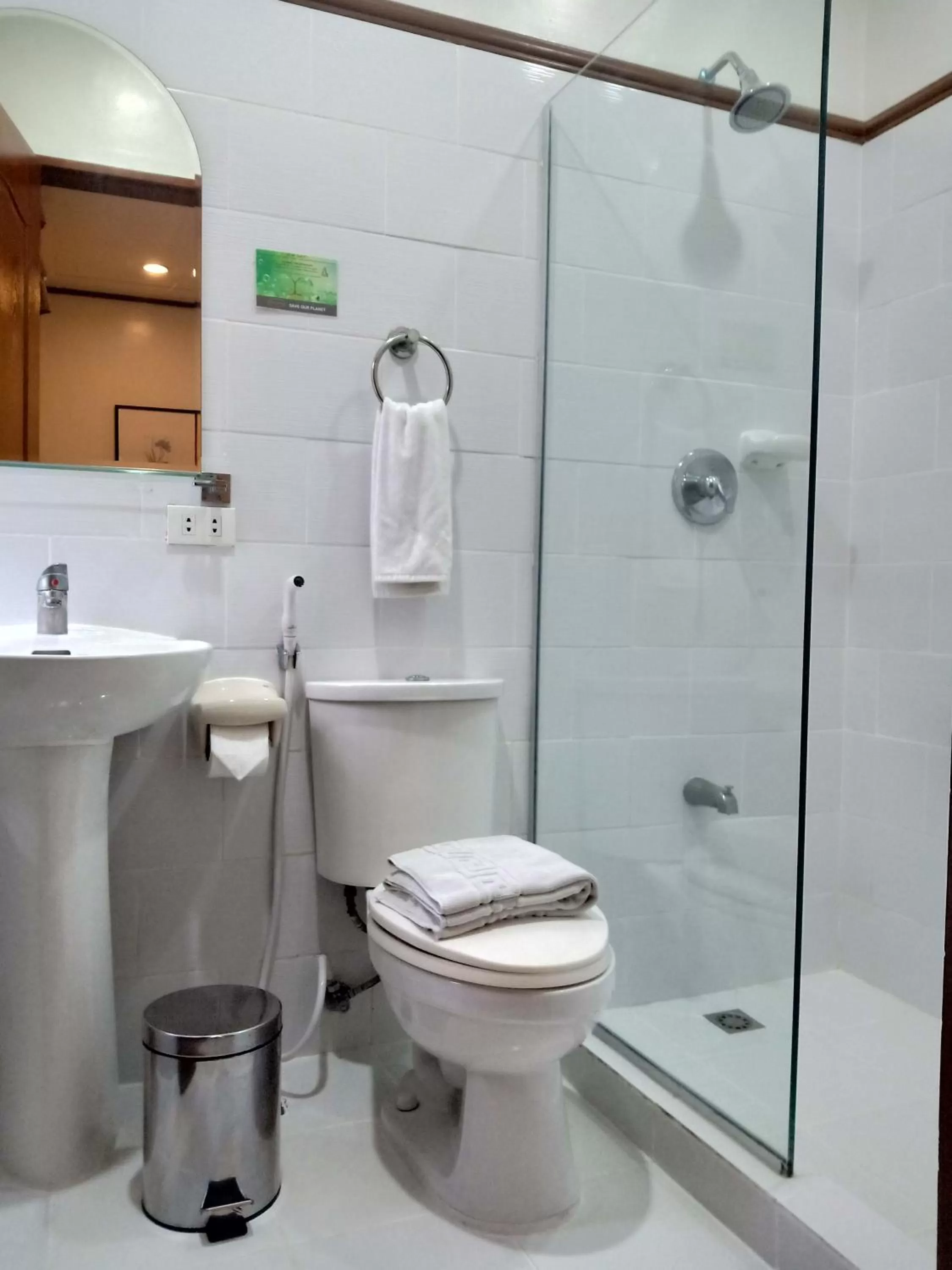 Shower in Casa Vallejo Hotel Baguio