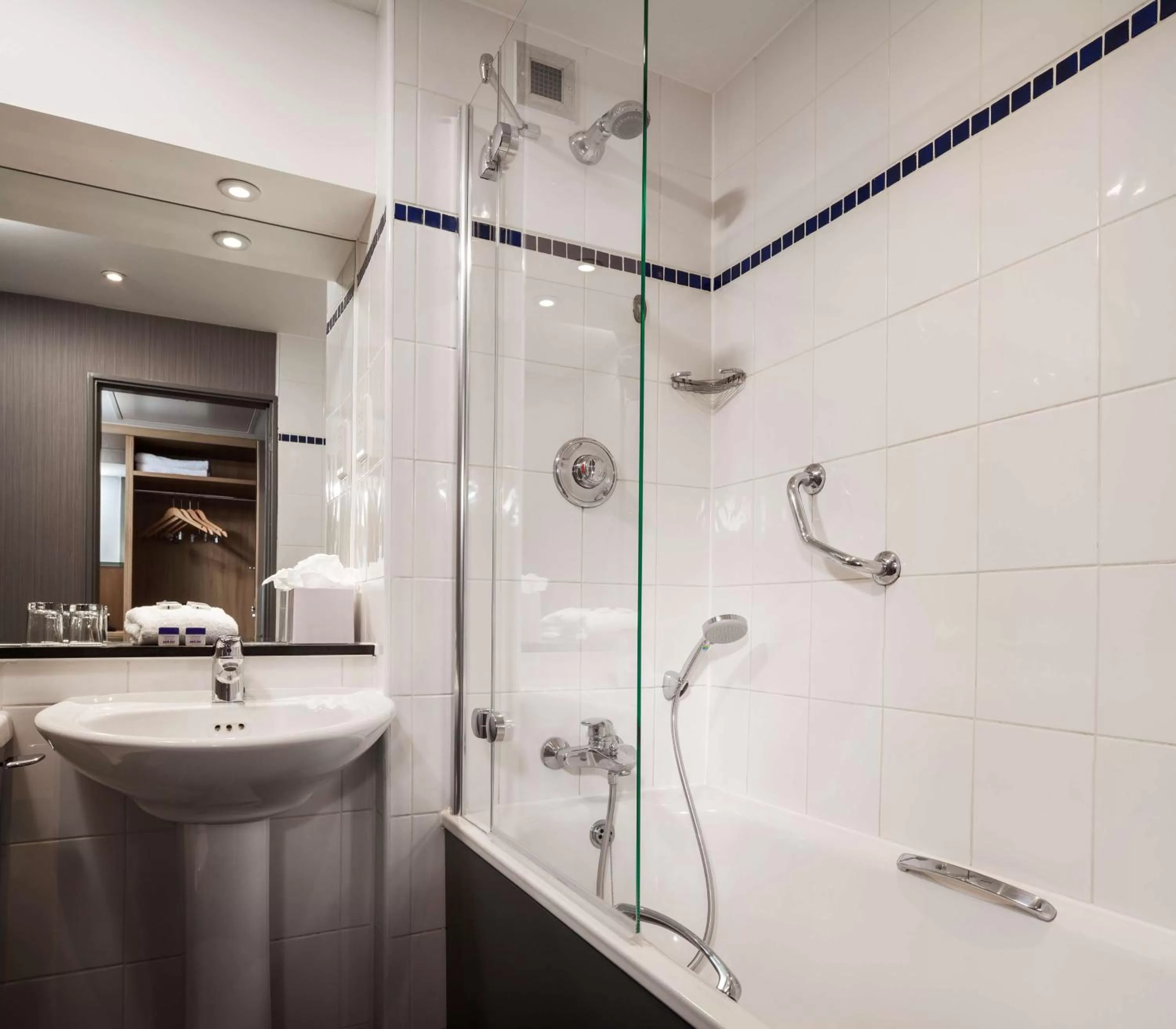 Bathroom in Radisson Hotel and Conference Centre London Heathrow