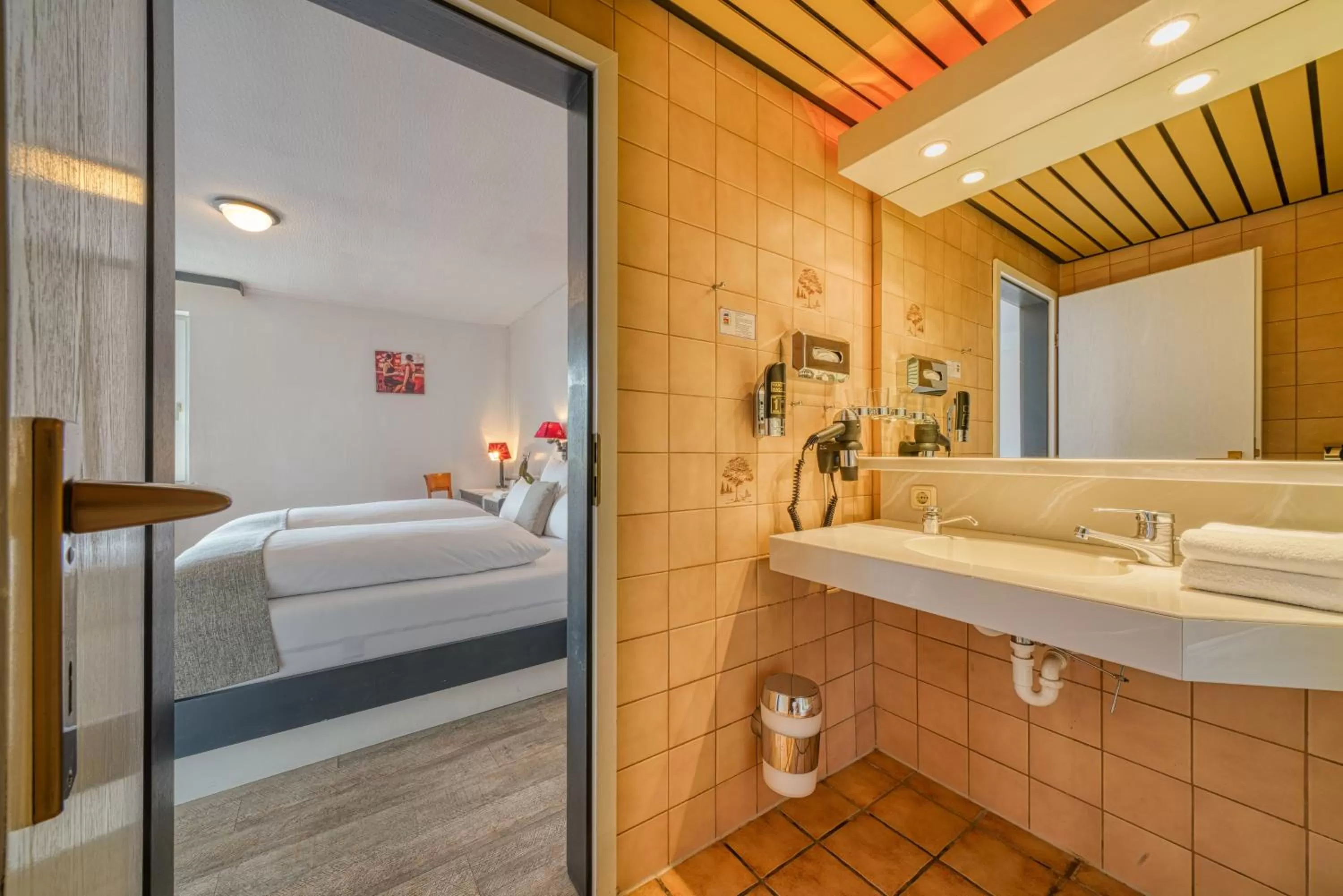 Bathroom, Bed in Hotel Seeblick Försterhaus