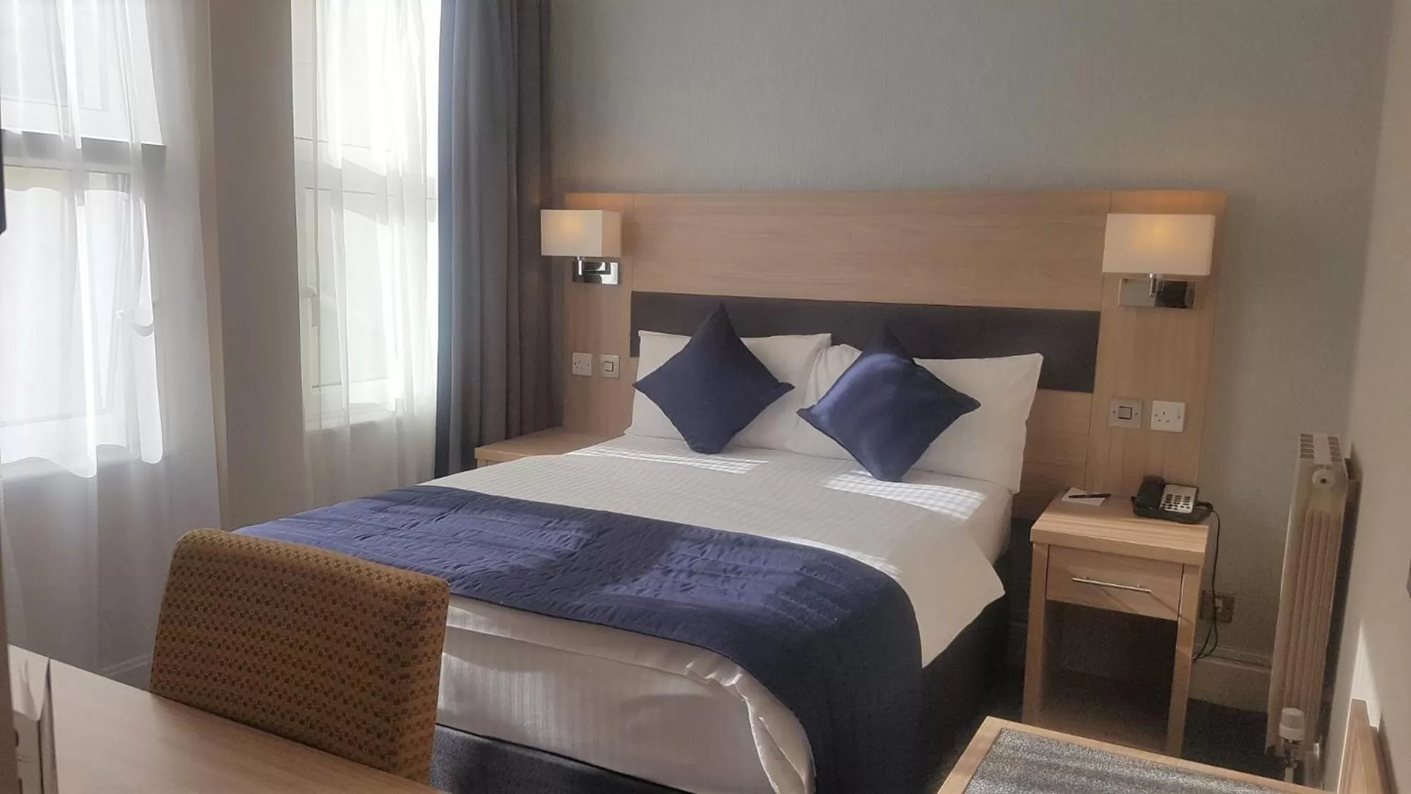 Photo of the whole room, Bed in The Empress Hotel