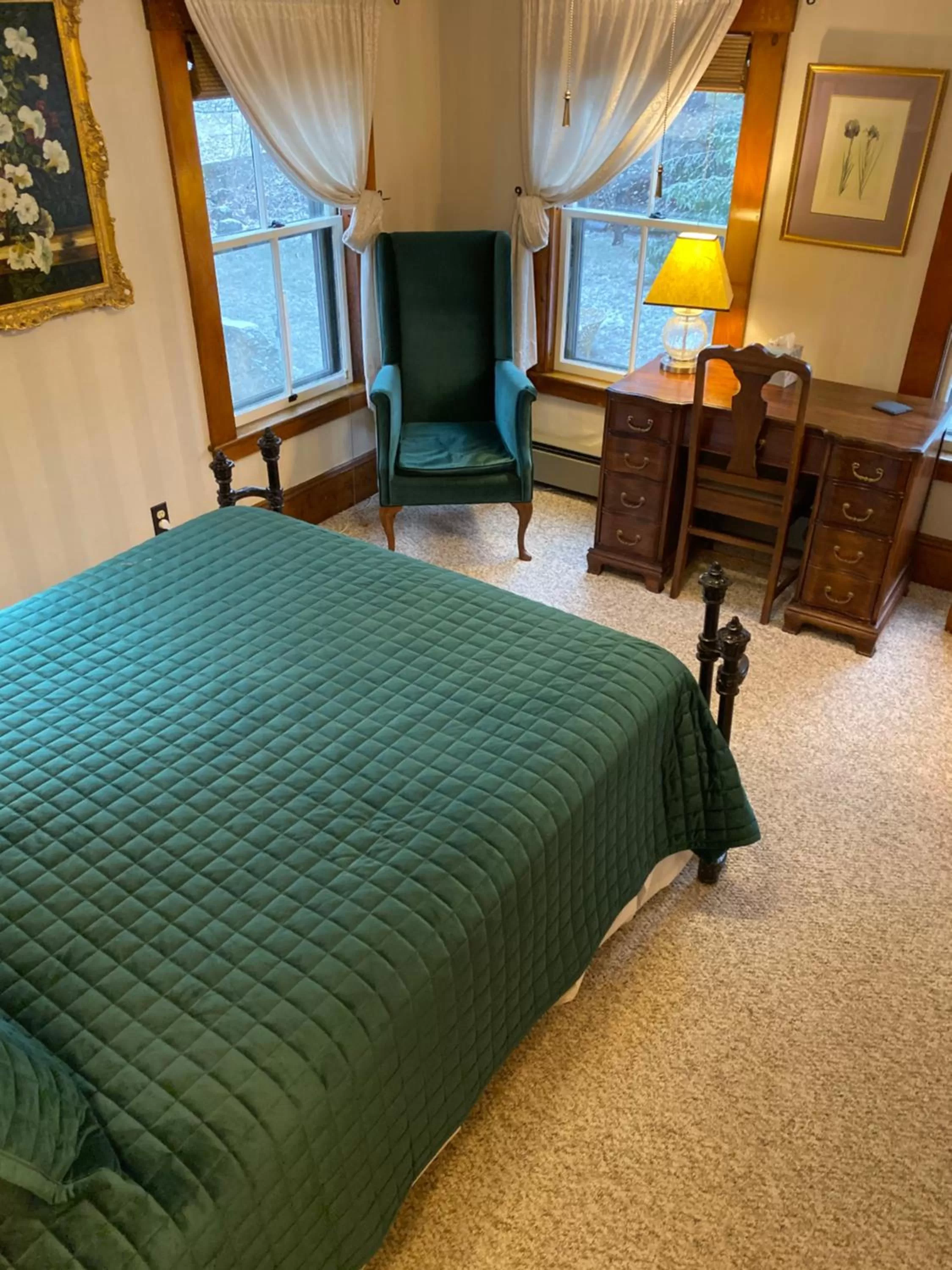 Bed in Follansbee Inn