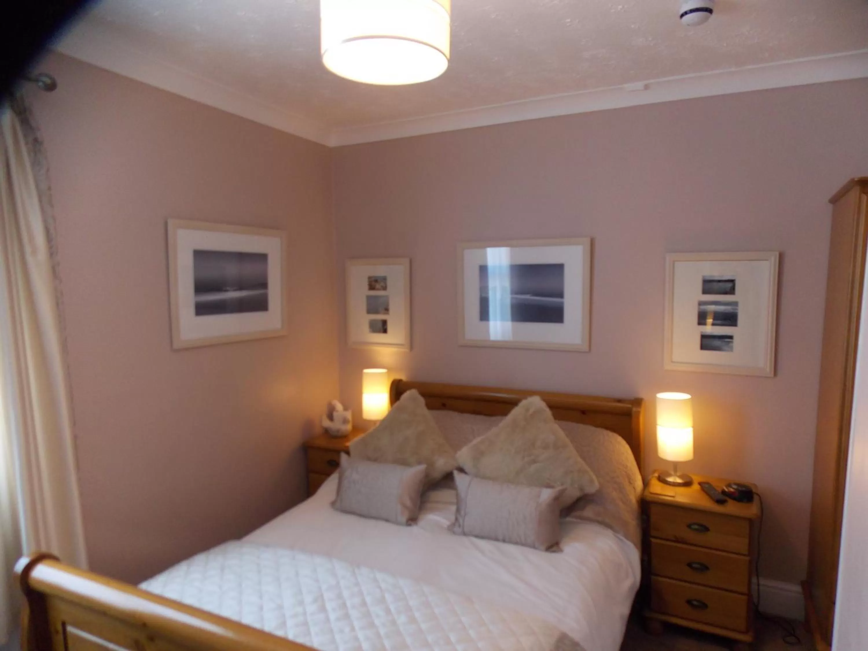 Bed in Chiverton House Guest Accommodation