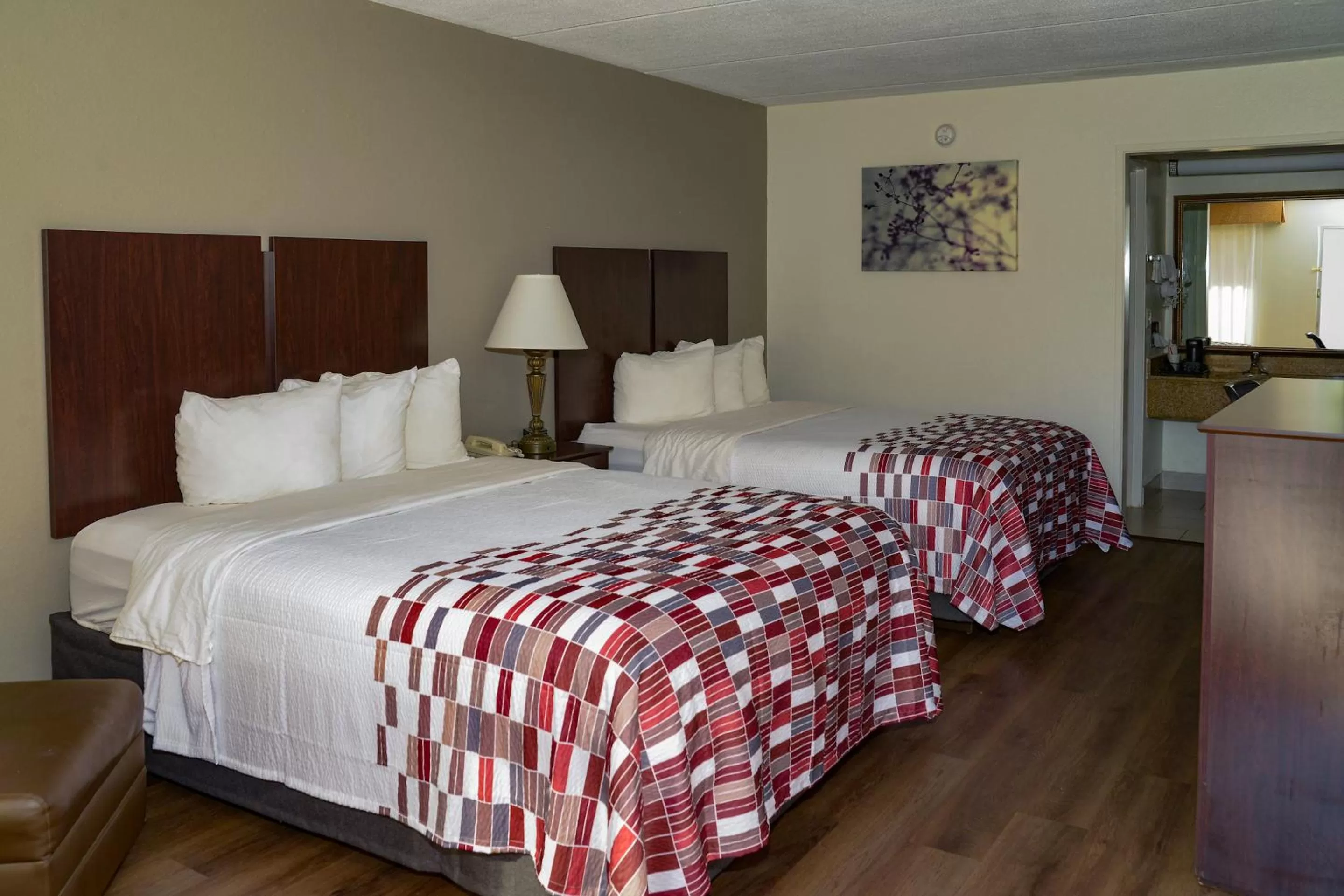 Photo of the whole room, Bed in Red Roof Inn Tallahassee East