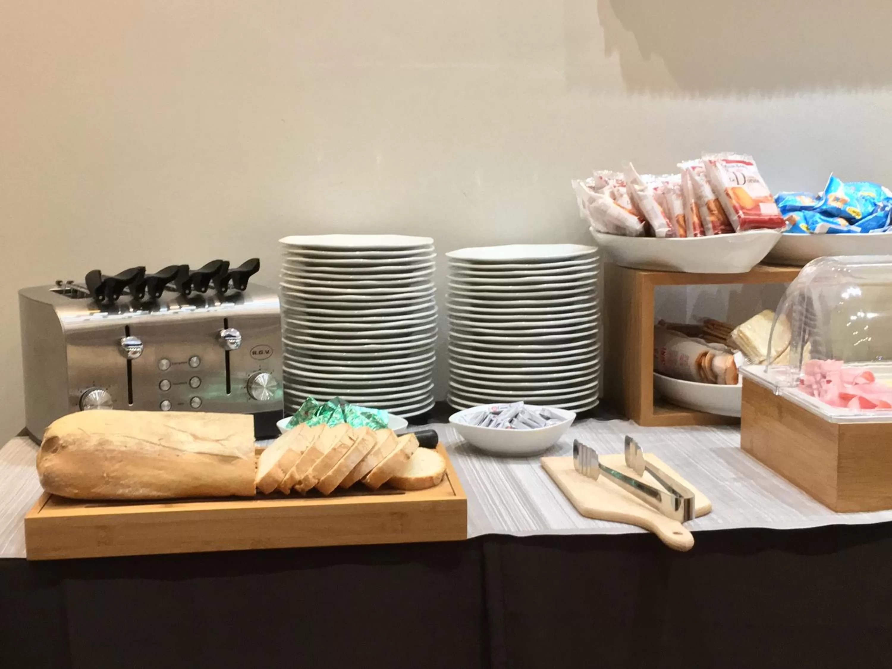 Buffet breakfast in Hotel Est Piombino