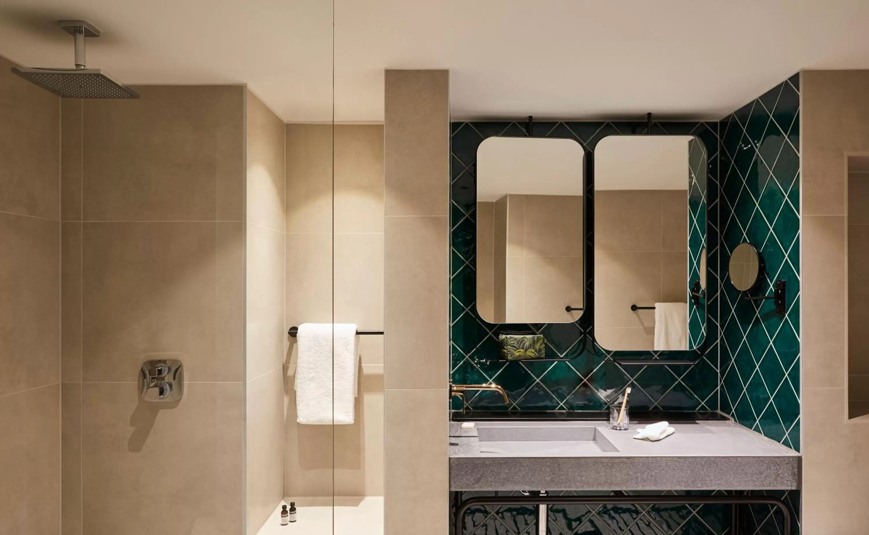 Premium Queen Room in Hotel Indigo Berlin - East Side Gallery