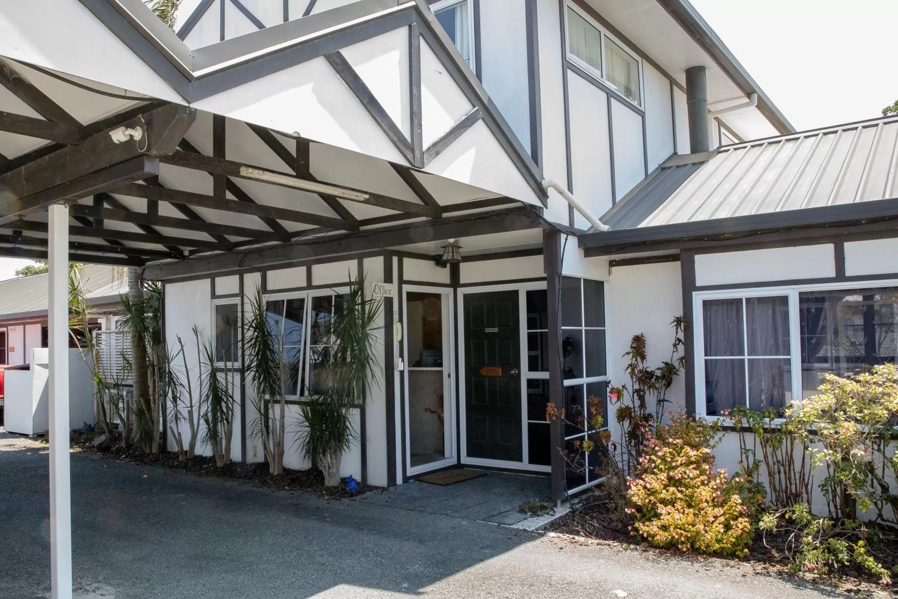 Facade/entrance in Tudor Park Motel Spacious with kitchens 1 minute walk to restaurant and shopping centre and Gisborne Hospital