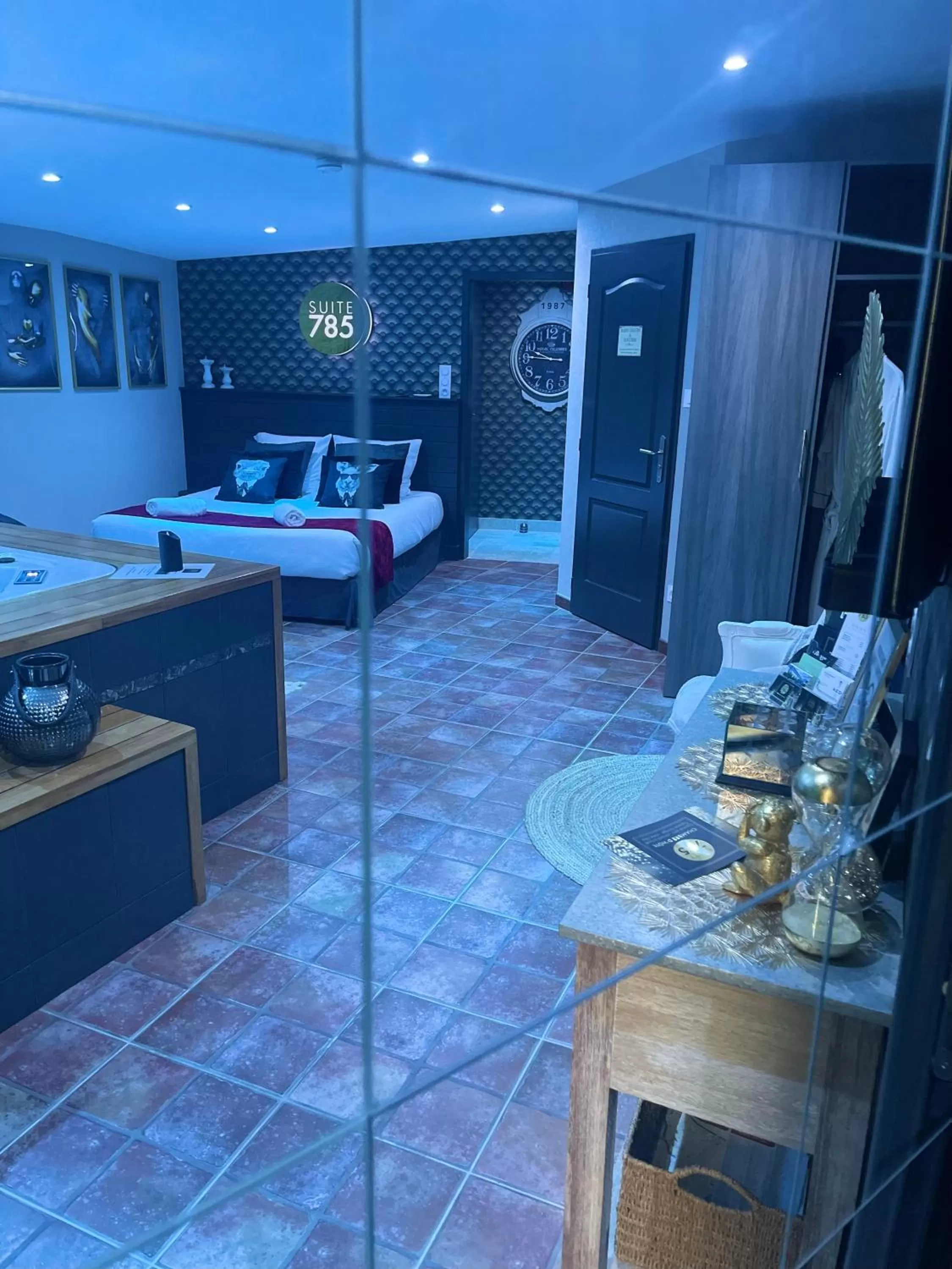 Photo of the whole room in SUITE 785 Chambre d hôtes Jacuzzi Cave indépendante