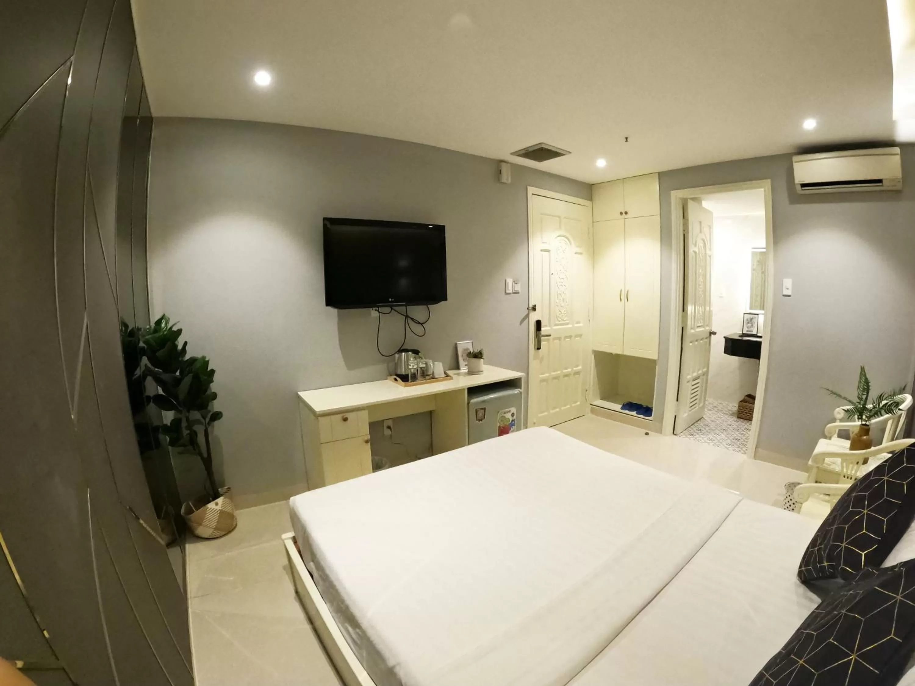 Photo of the whole room, Bed in Dinh Phat Hotel