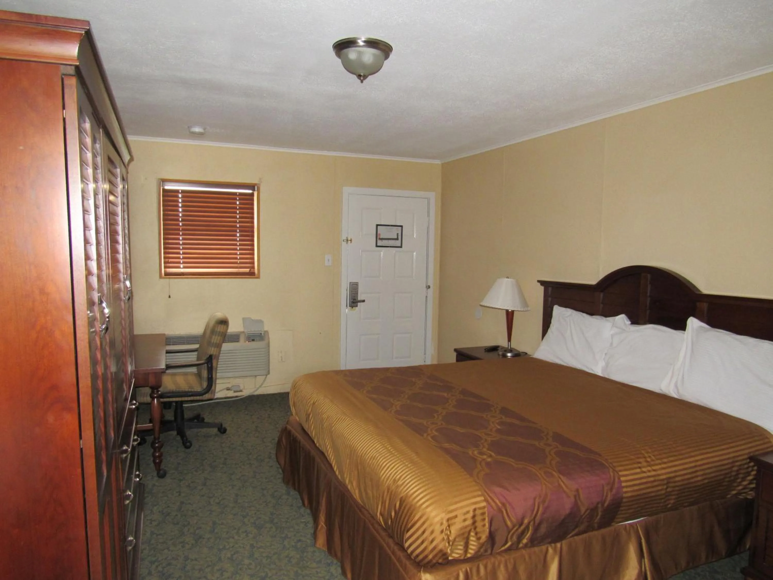 Bed in Alvin Extended Stay