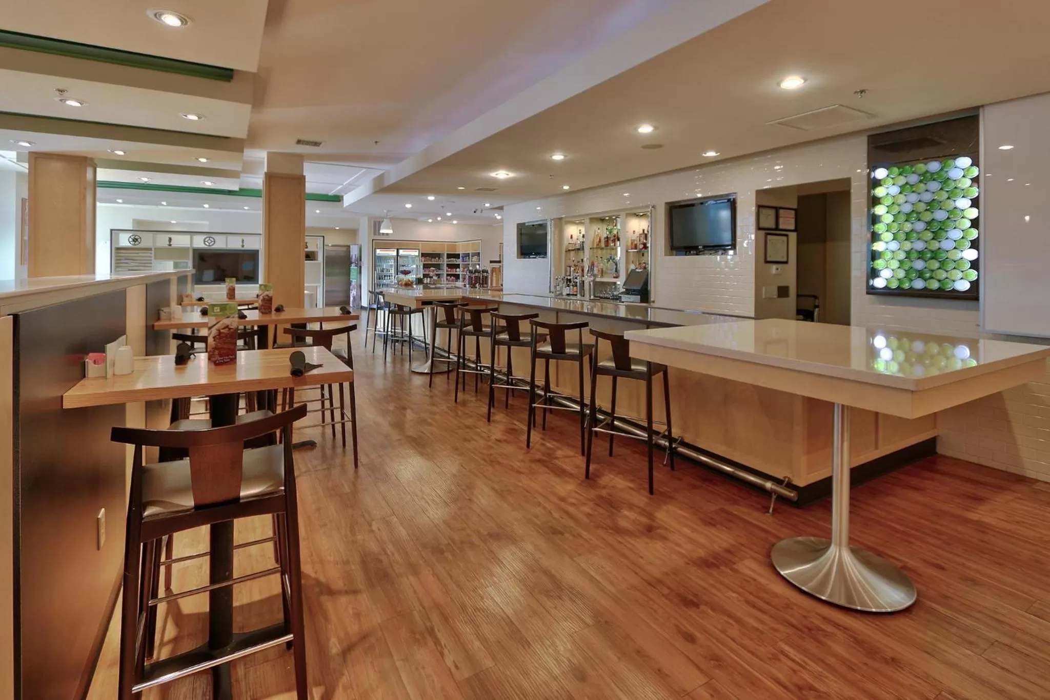 Lounge or bar in Holiday Inn Roswell by IHG