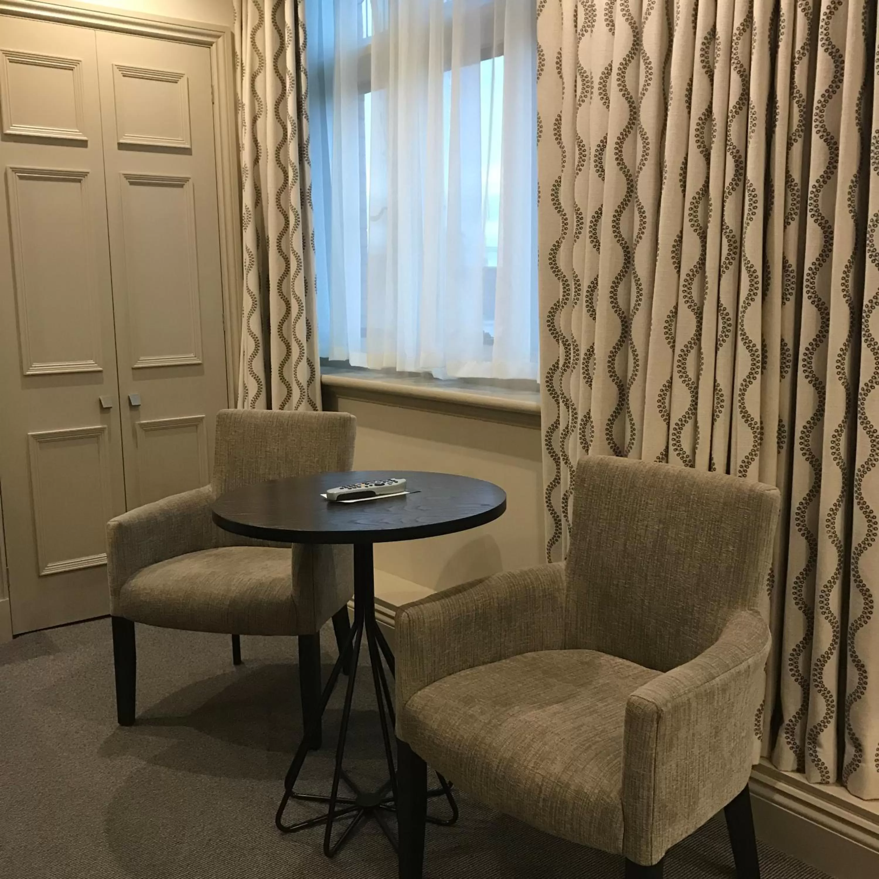 Coffee/tea facilities in Crown & Mitre Hotel