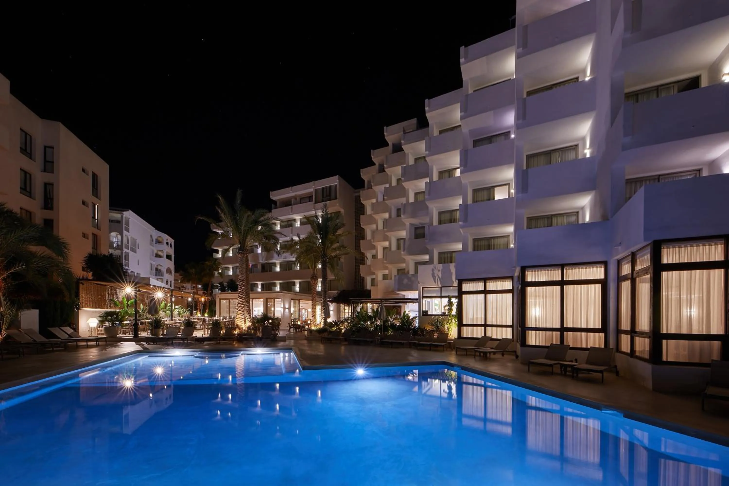 Swimming pool in Hotel Tres Torres