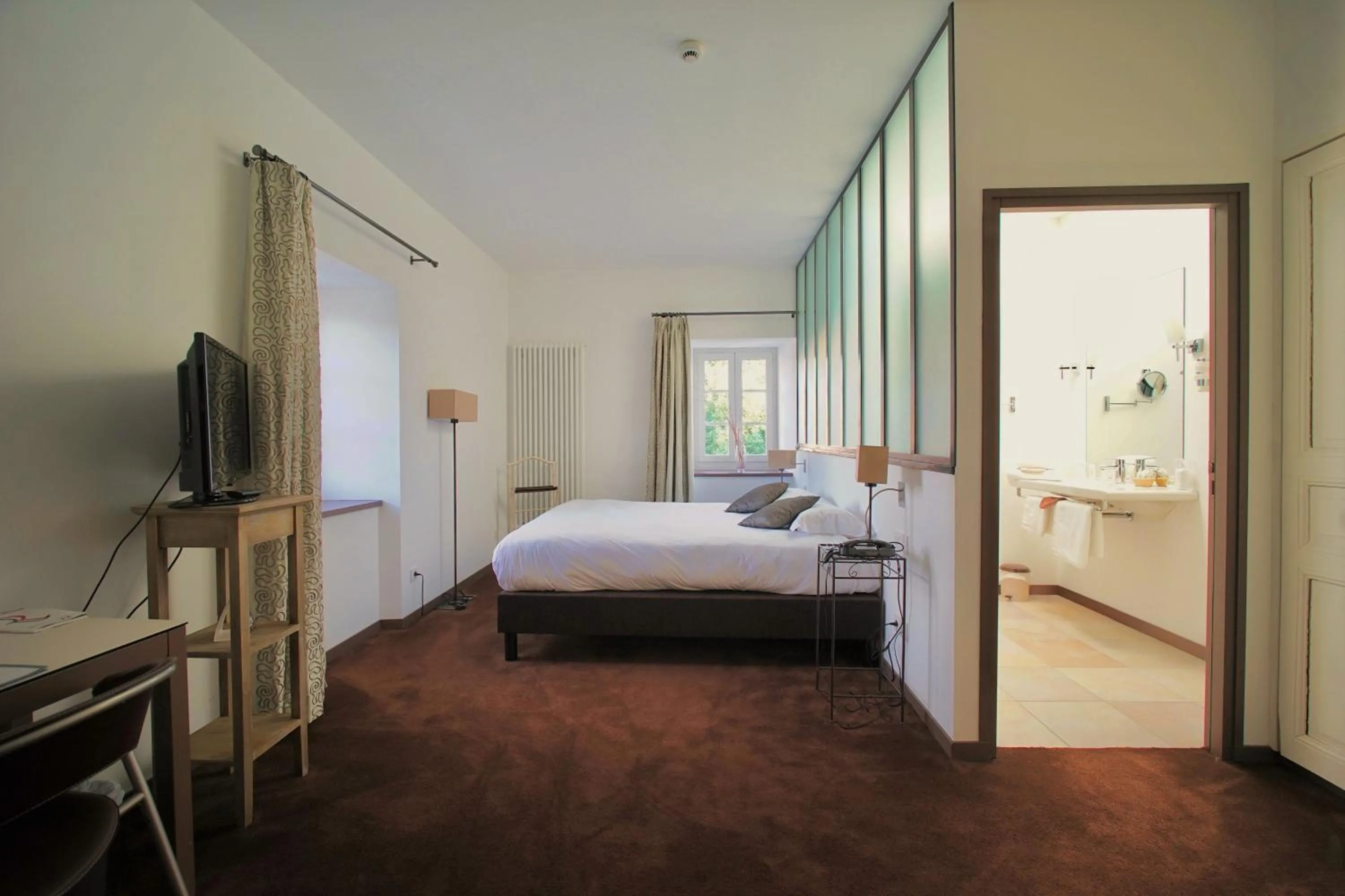 Photo of the whole room, Bed in Clos de Vallombreuse, The Originals Relais