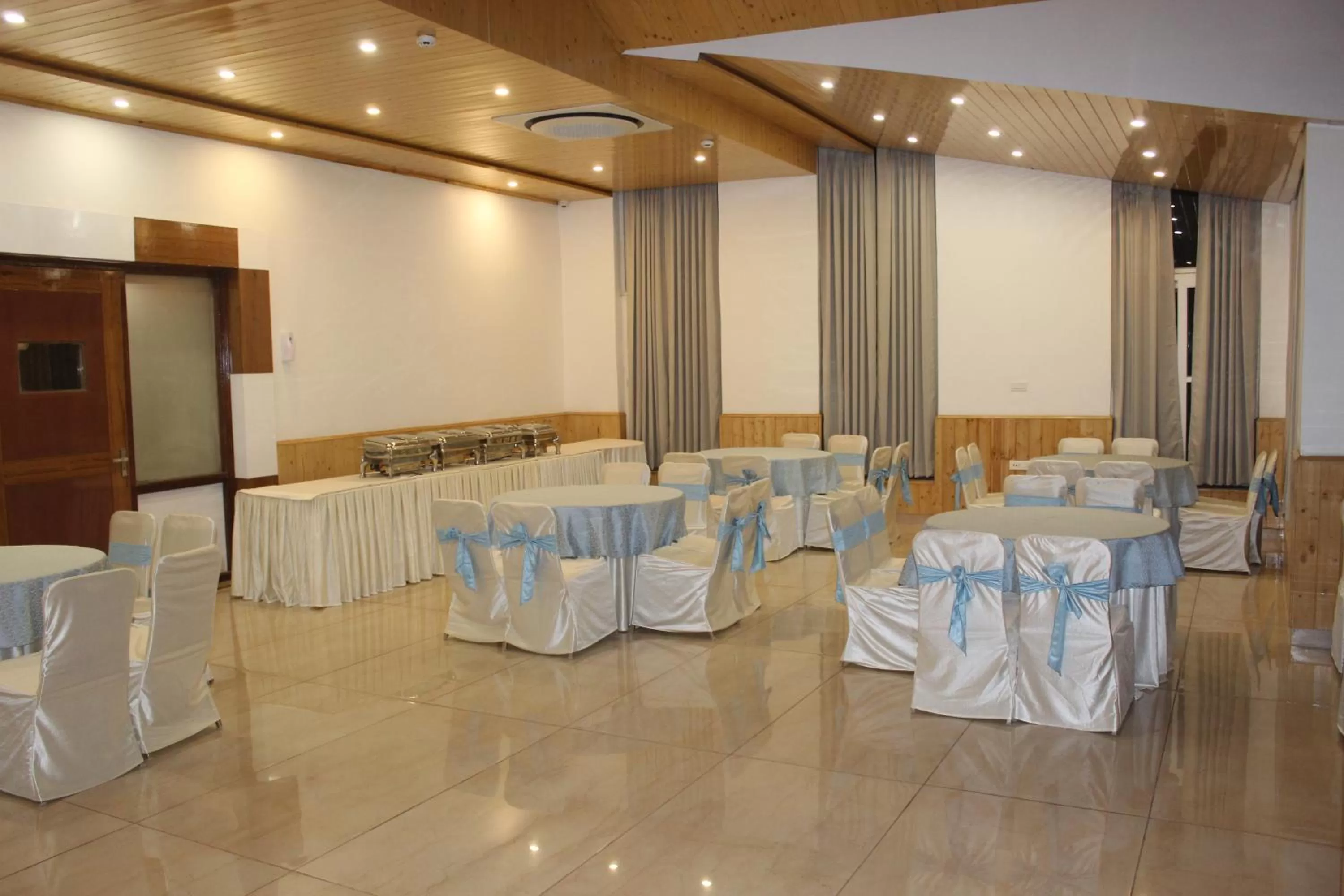 Meeting/conference room in Abhilashi Residency & Spa - Centrally Heated & Air Cooled