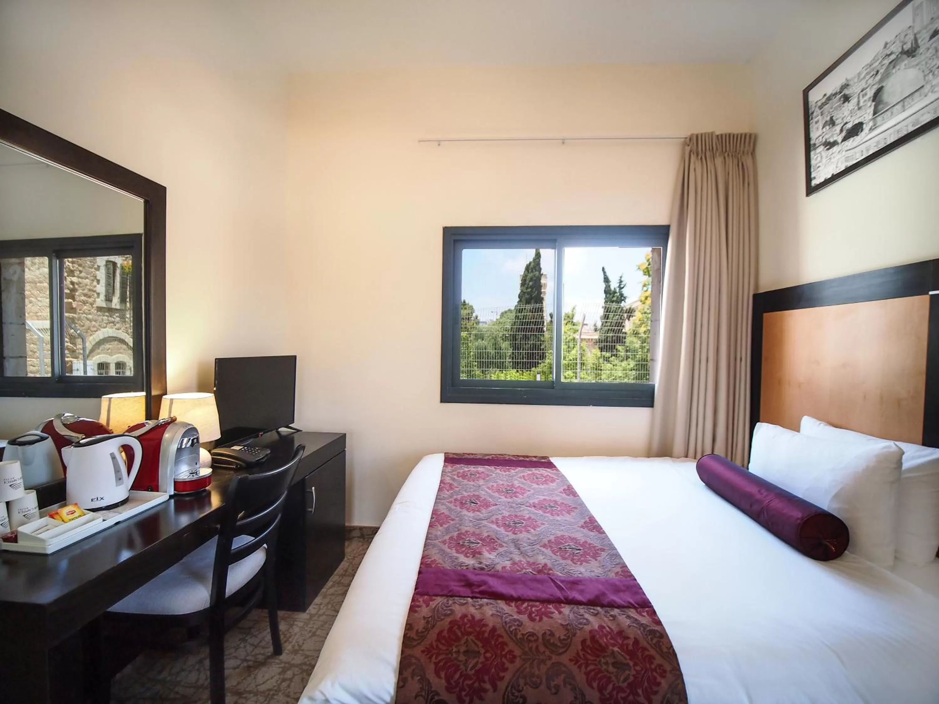 Photo of the whole room, Bed in New Capitol Hotel - Jerusalem