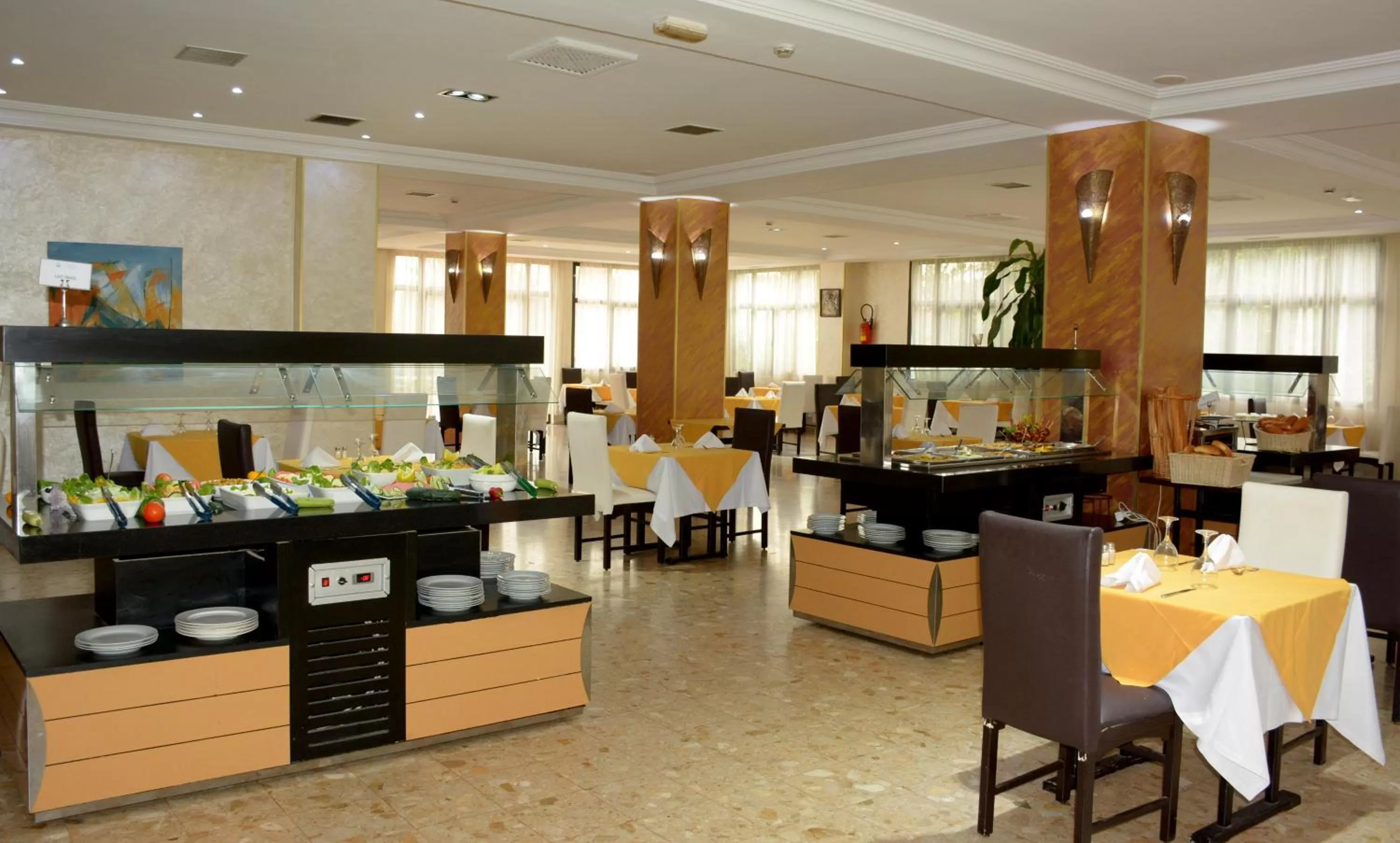 Restaurant/places to eat in Oasis Hotel & Spa