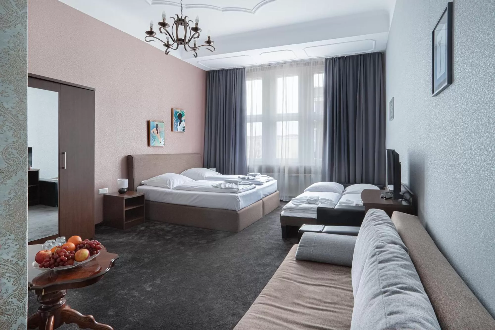 Photo of the whole room, Bed in Hotel BELLEVUE am Kurfürstendamm