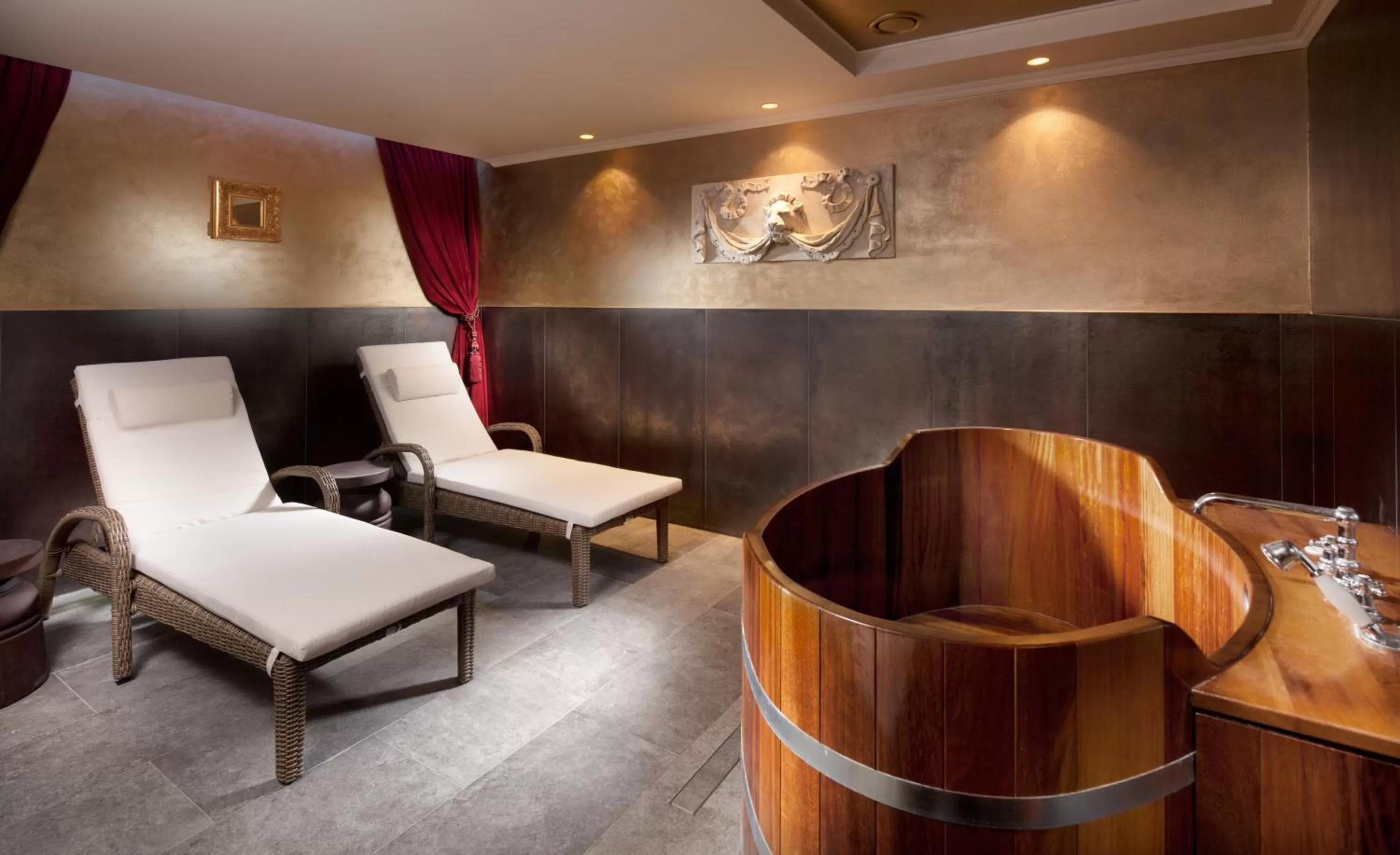 Hot Spring Bath in Clarion Grandhotel Zlaty Lev