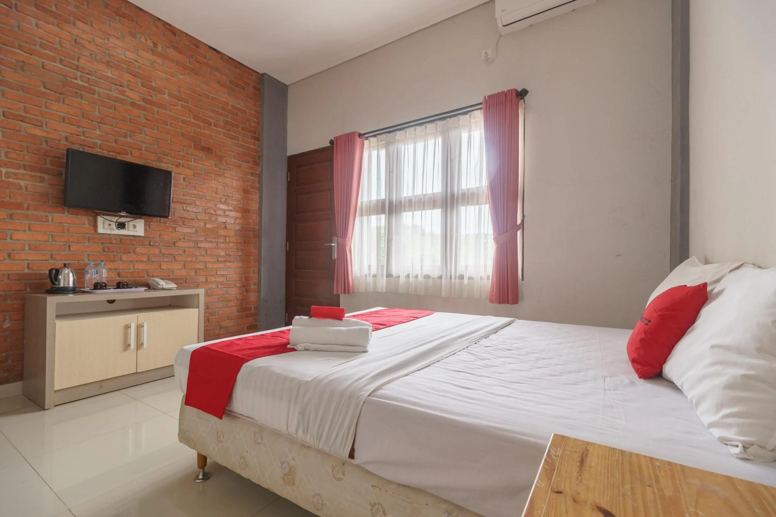 Bed in RedDoorz Plus at Hotel Negeri Baru Lodaya Puncak