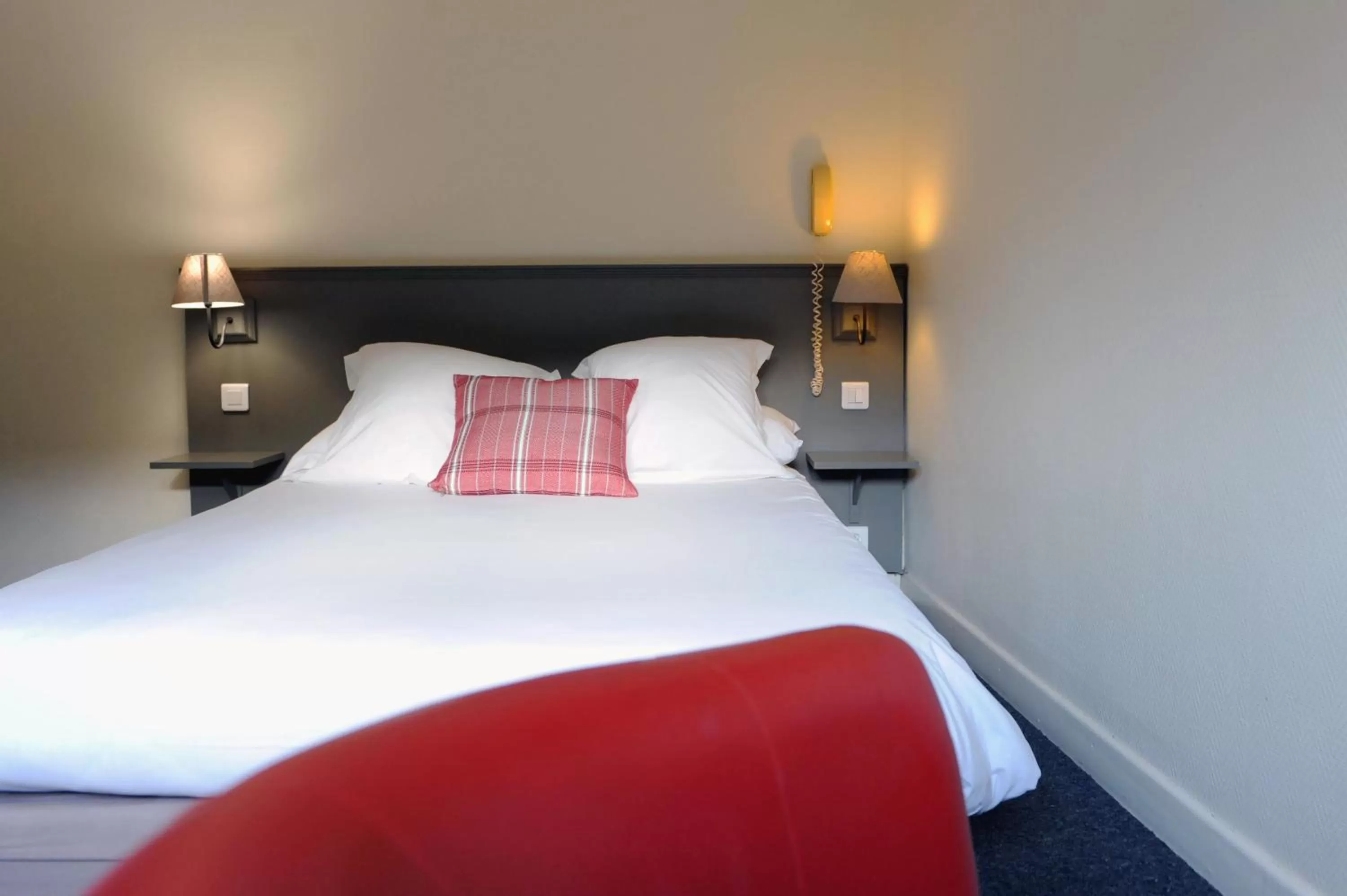 Bed in Logis Hôtel du Chêne