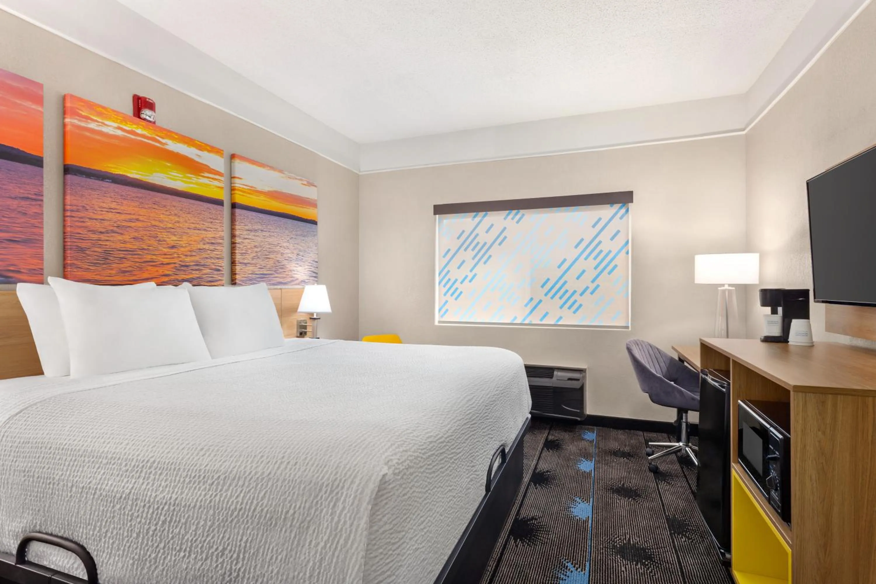 Photo of the whole room, Bed in Days Inn by Wyndham Kansas City International Airport