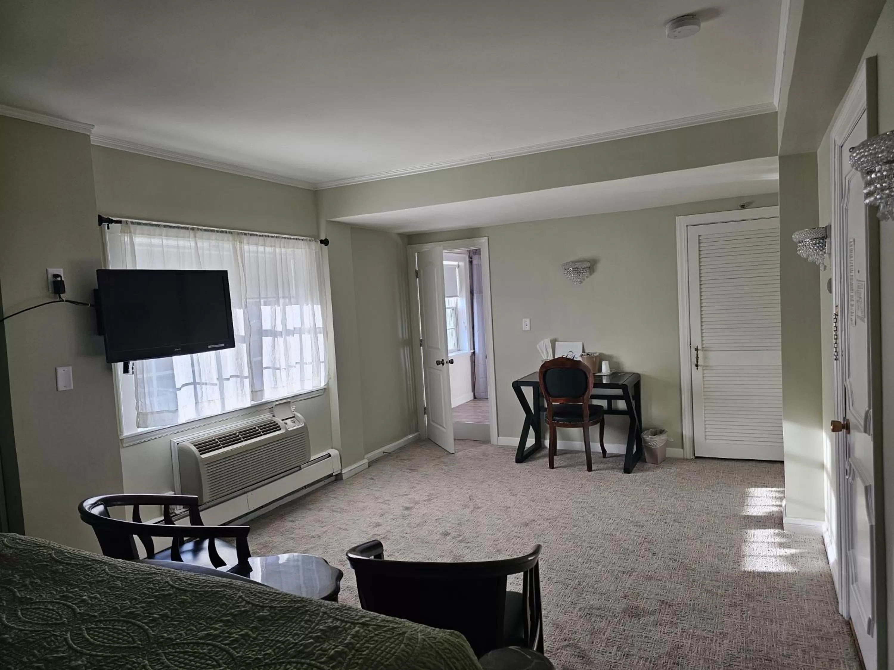Bedroom, Seating Area in Lowell Inn