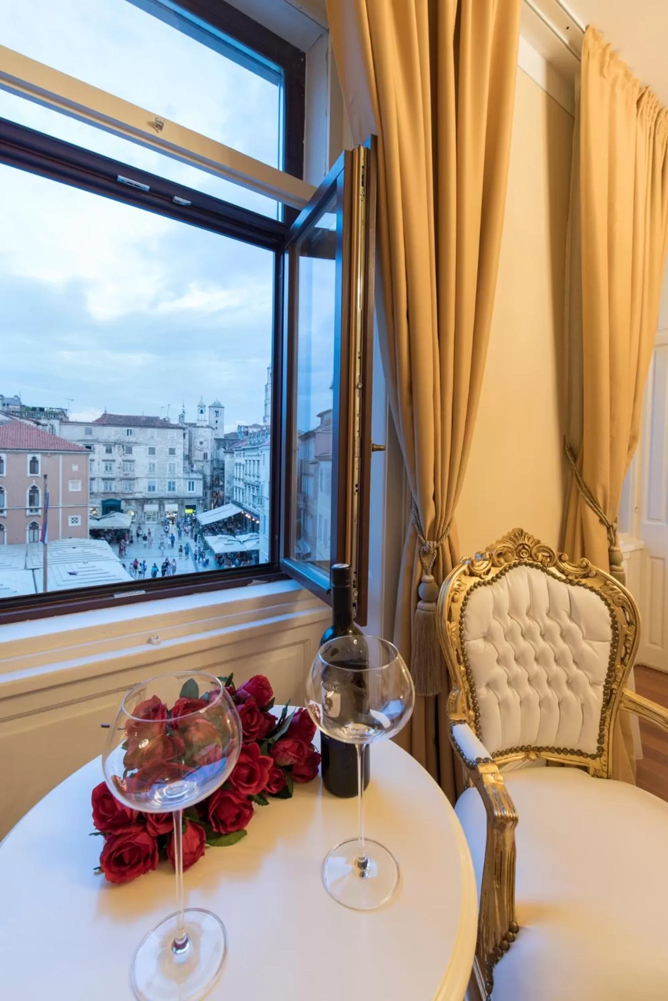 Living room in Central Square Heritage Hotel