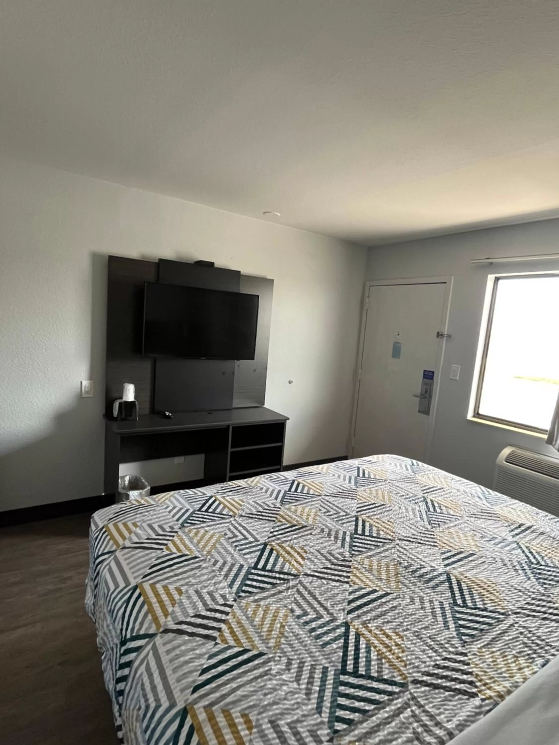 Bed in Motel 6-Wichita, KS - AIRPORT