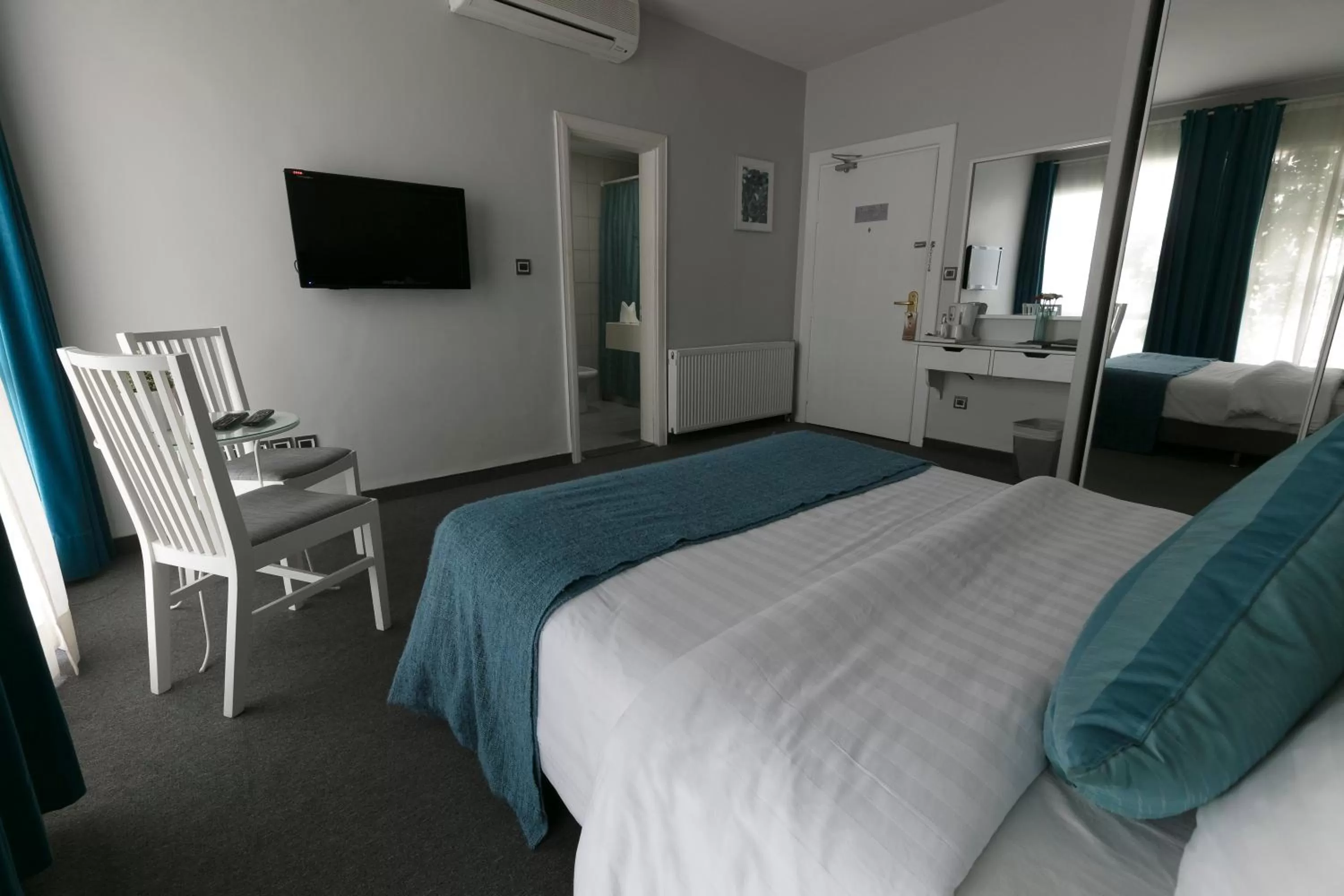 Coffee/tea facilities, Bed in The Conroy Boutique Hotel