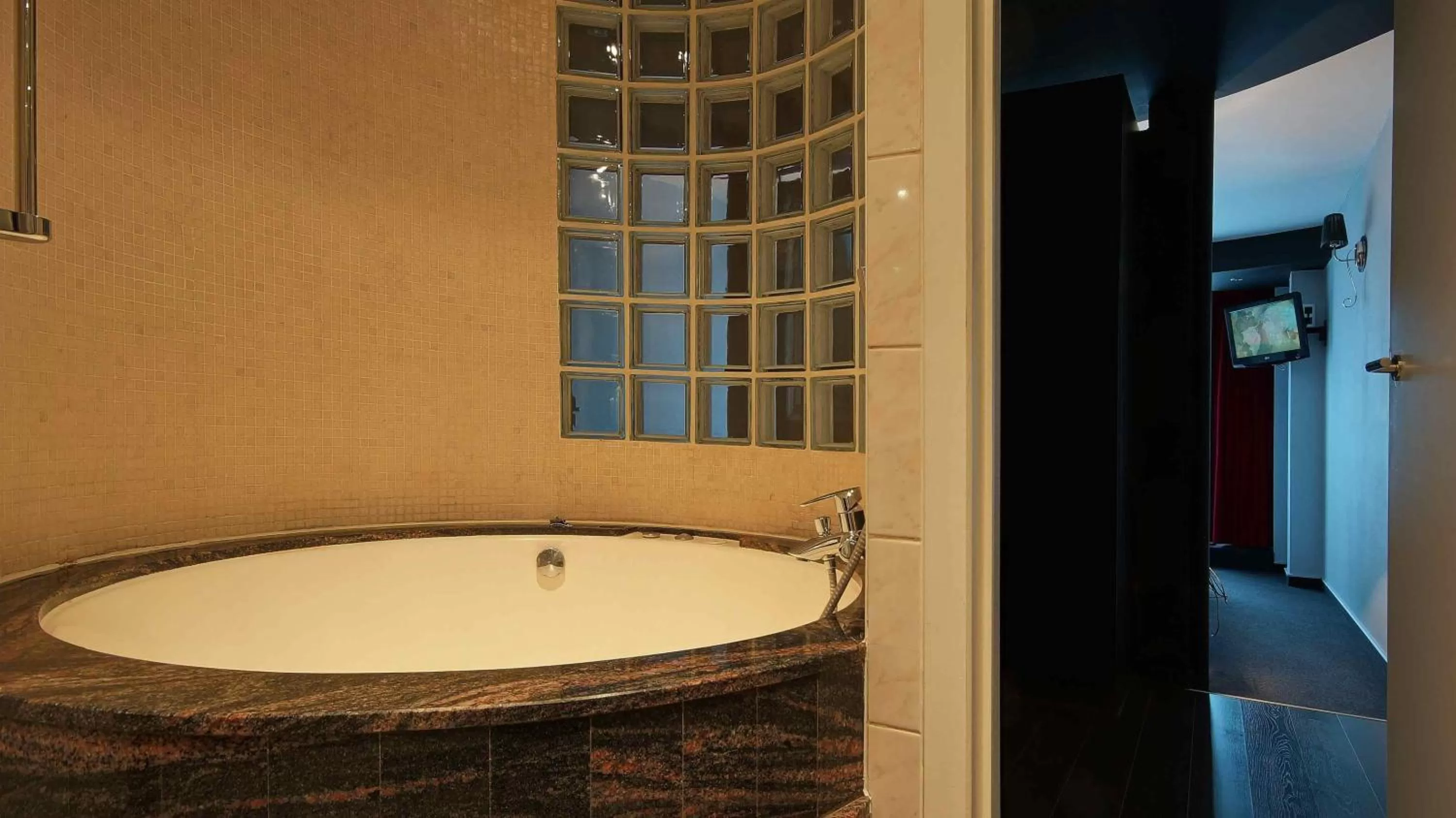 Bathroom in De Keyser Hotel