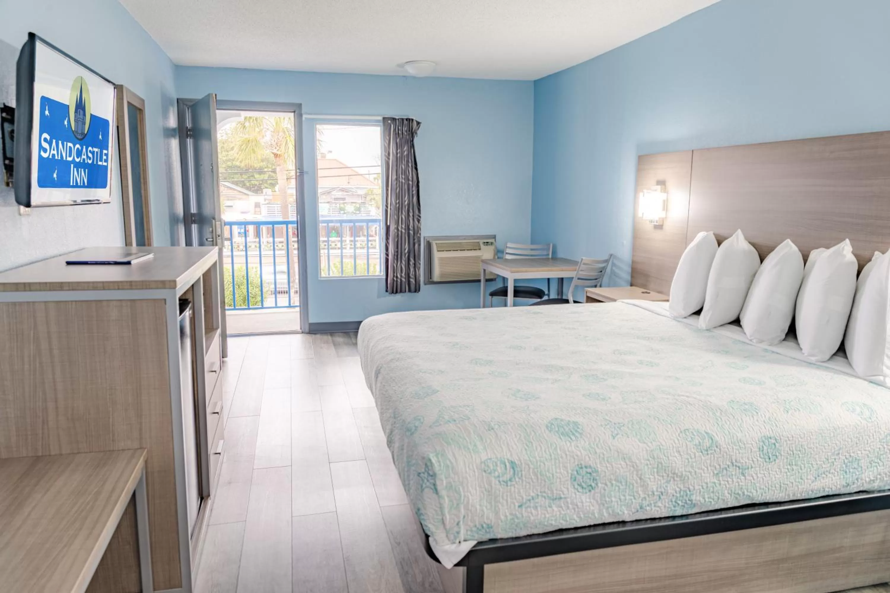 Photo of the whole room, Bed in Sandcastle Inn