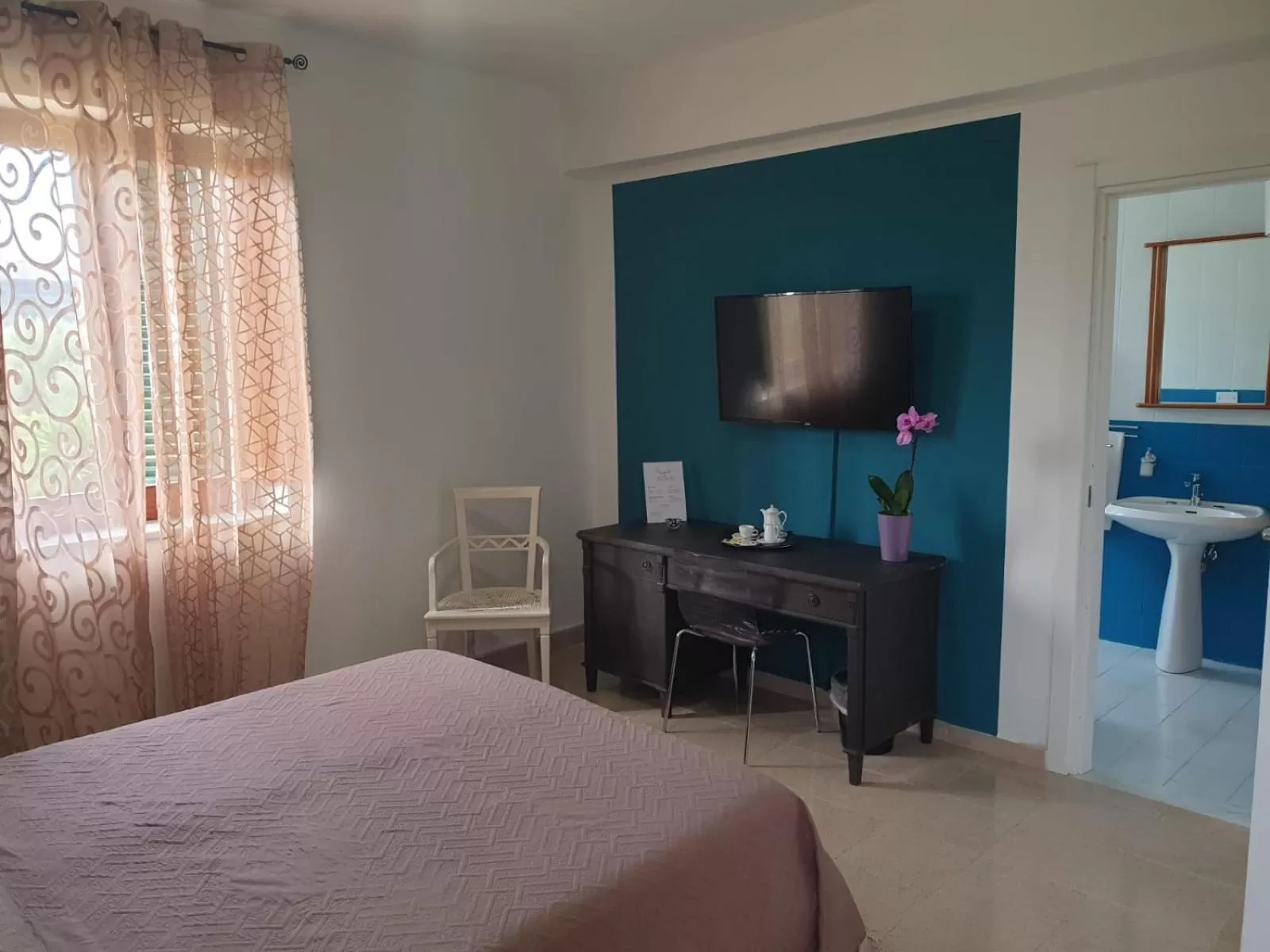 TV and multimedia, Bed in VILLA MARTA a due passi dalla clinica ortopedica Rizzoli e da Villa Santa Teresa