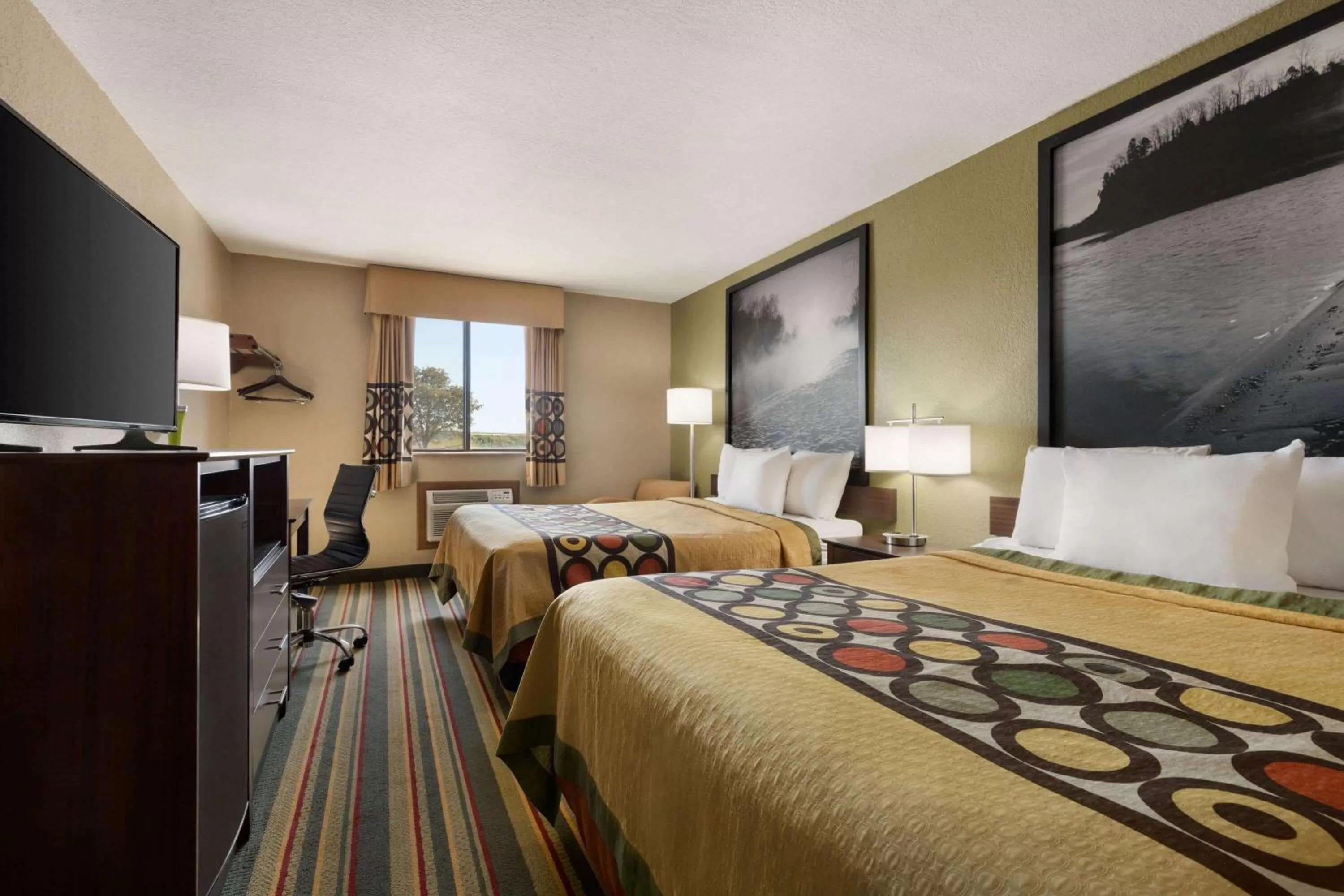 Photo of the whole room, Bed in Super 8 by Wyndham Sikeston/Miner Area