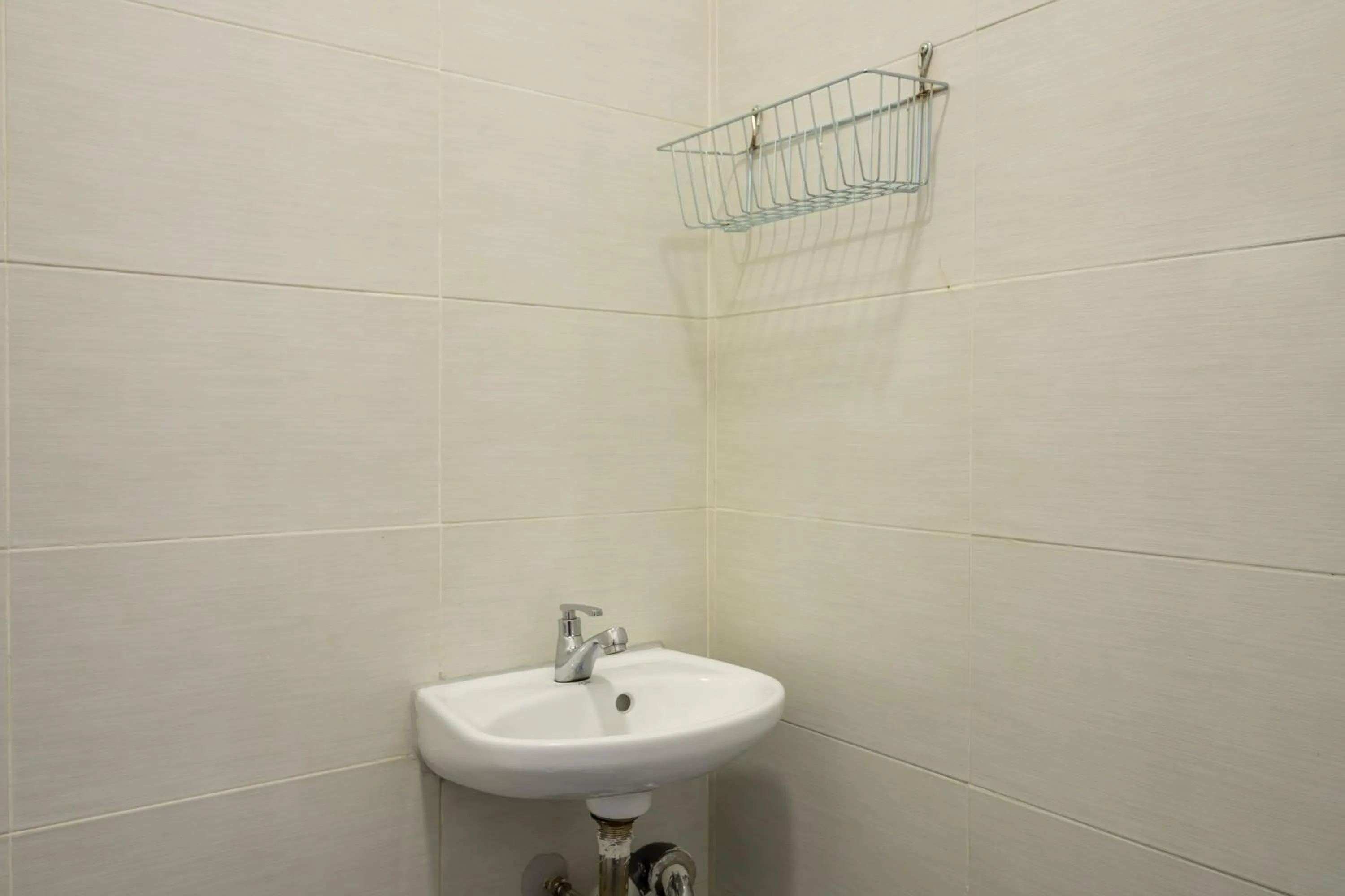 Bathroom in RedDoorz near Plaza Atrium Senen