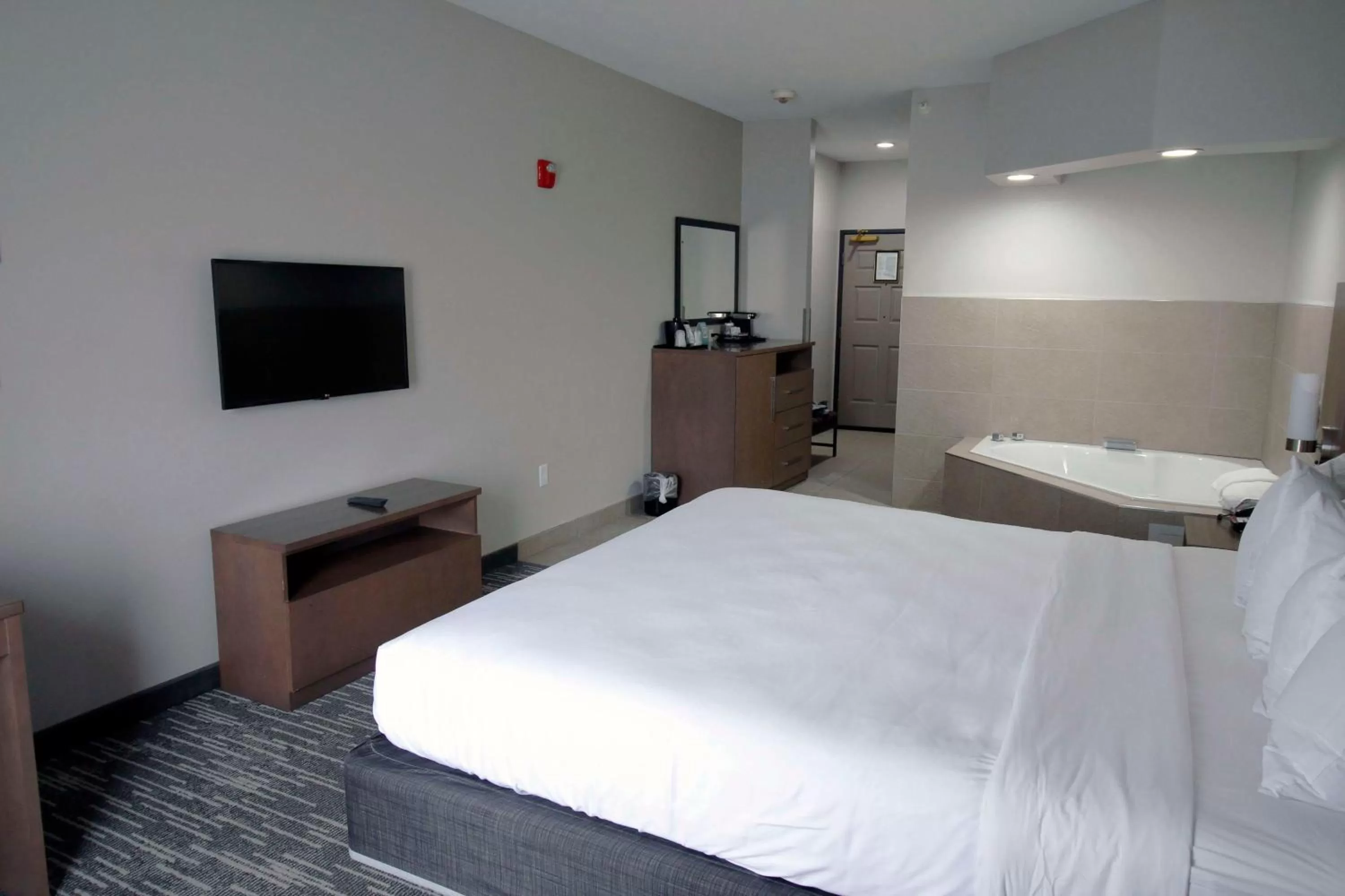 King Suite with Whirlpool - Disability Accessible in Country Inn & Suites by Radisson, Council Bluffs, IA