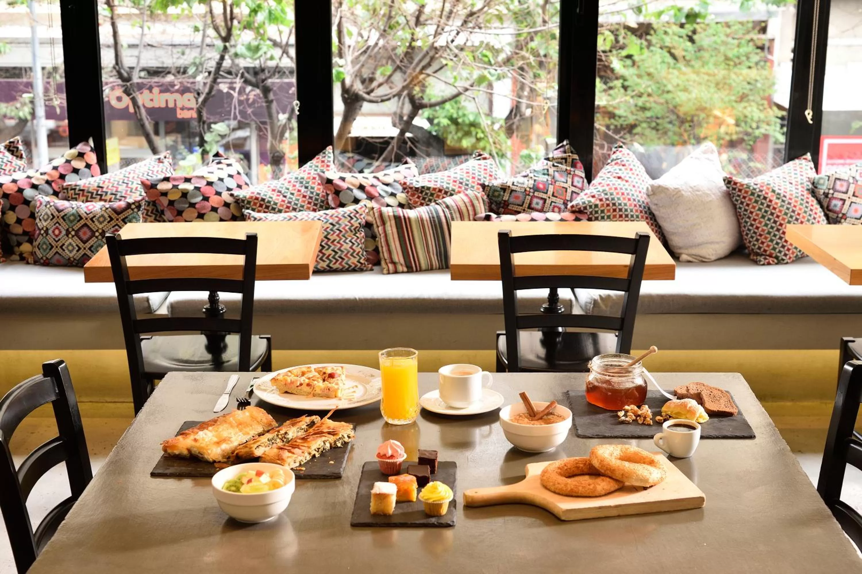 Restaurant/places to eat in Le Palace Hotel