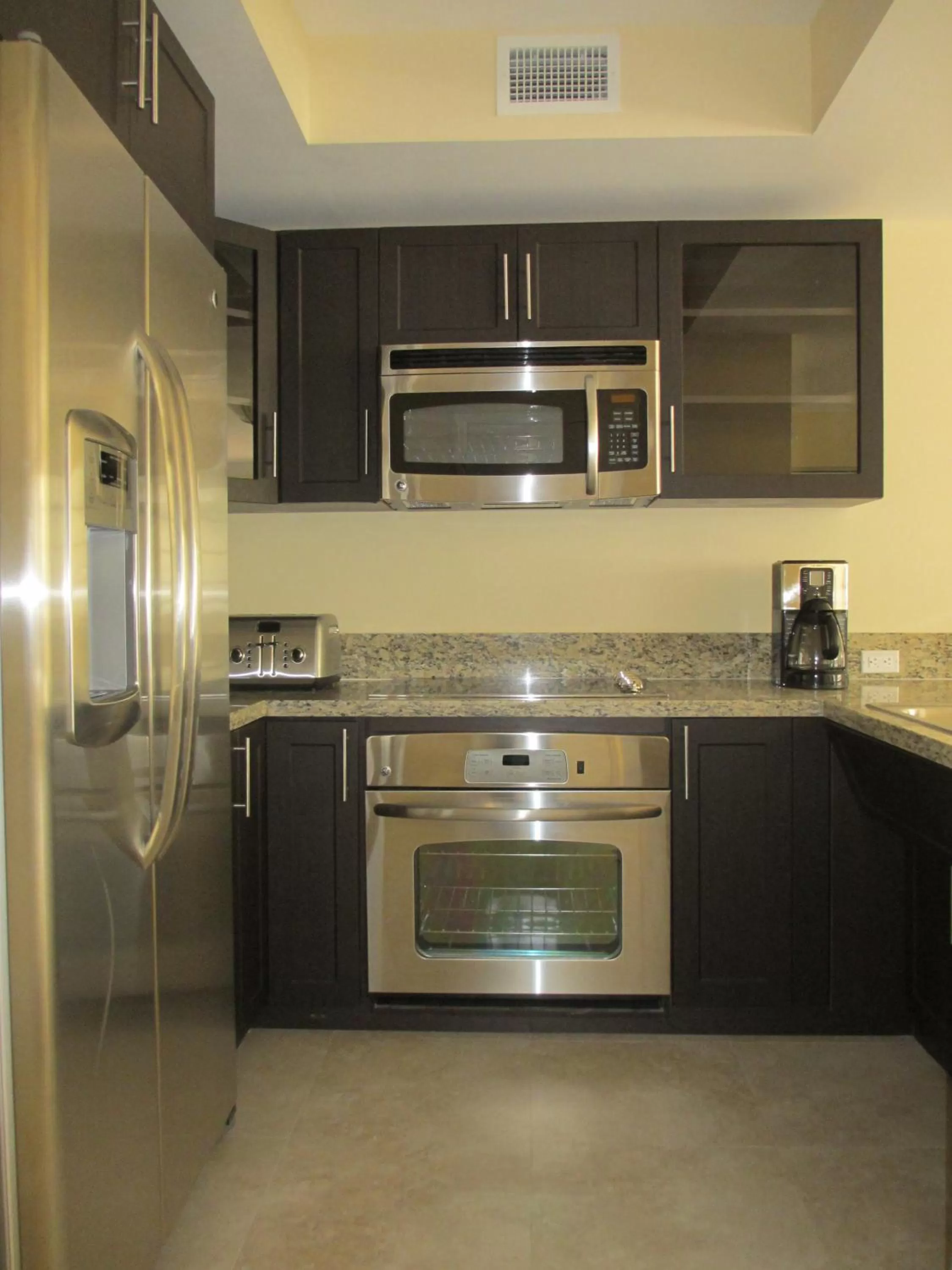 Kitchen or kitchenette, Kitchen/Kitchenette in Westover Arms Hotel