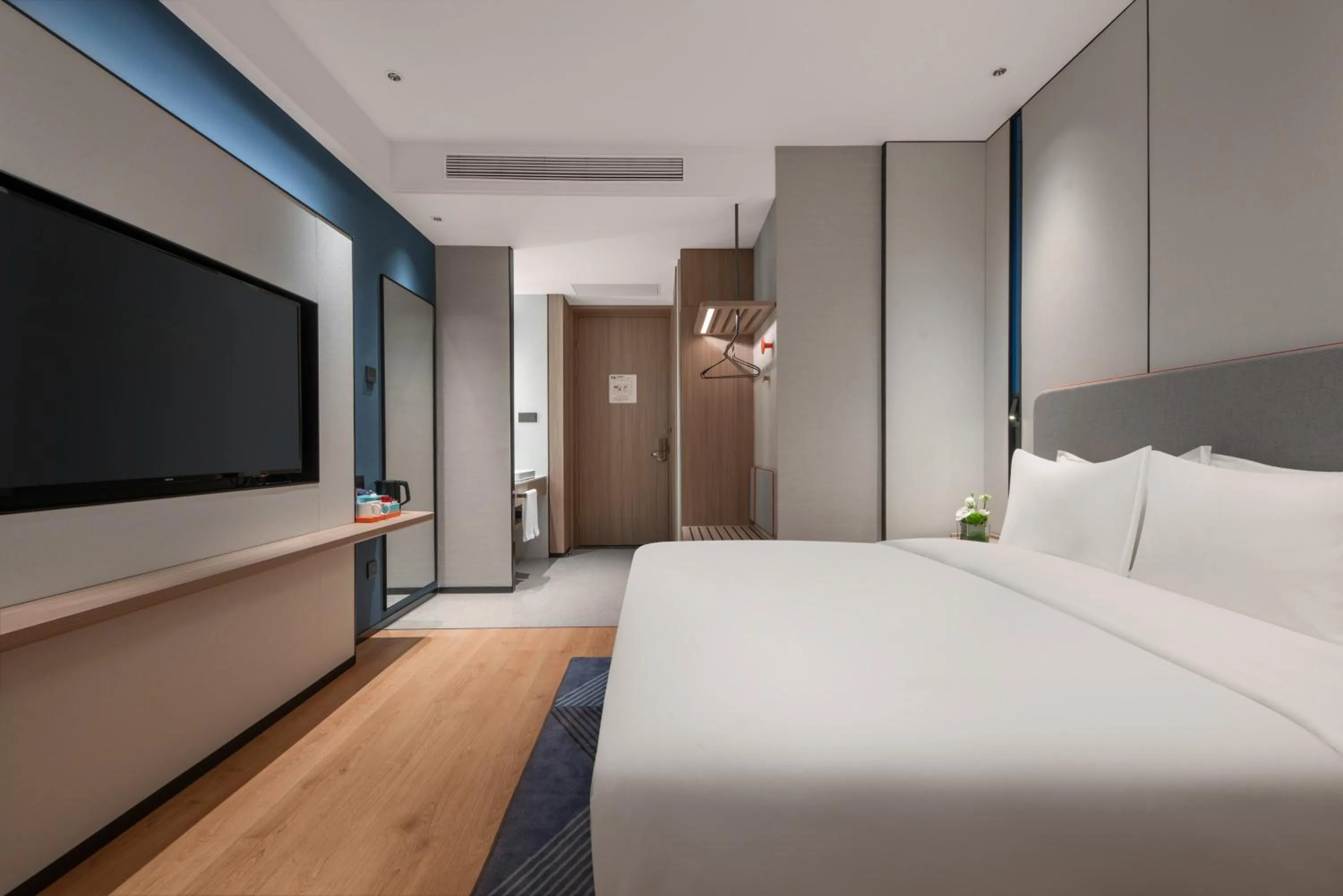 Photo of the whole room, Bed in Holiday Inn Express Shantou Chenghai